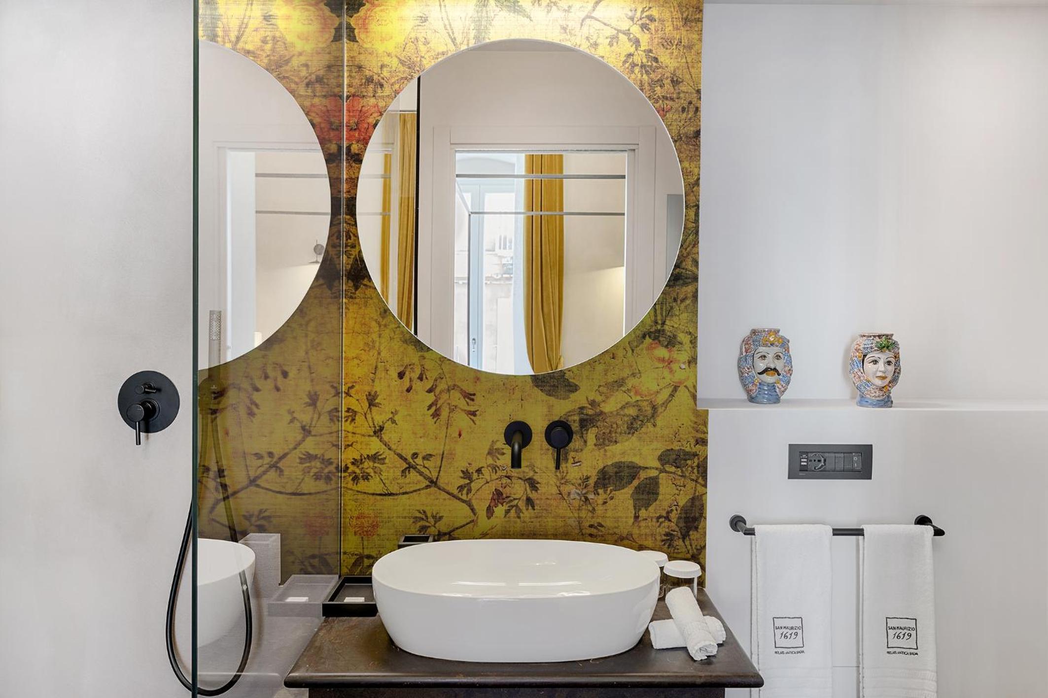 Deluxe Double Room with Balcony - historic center view - Photo 3