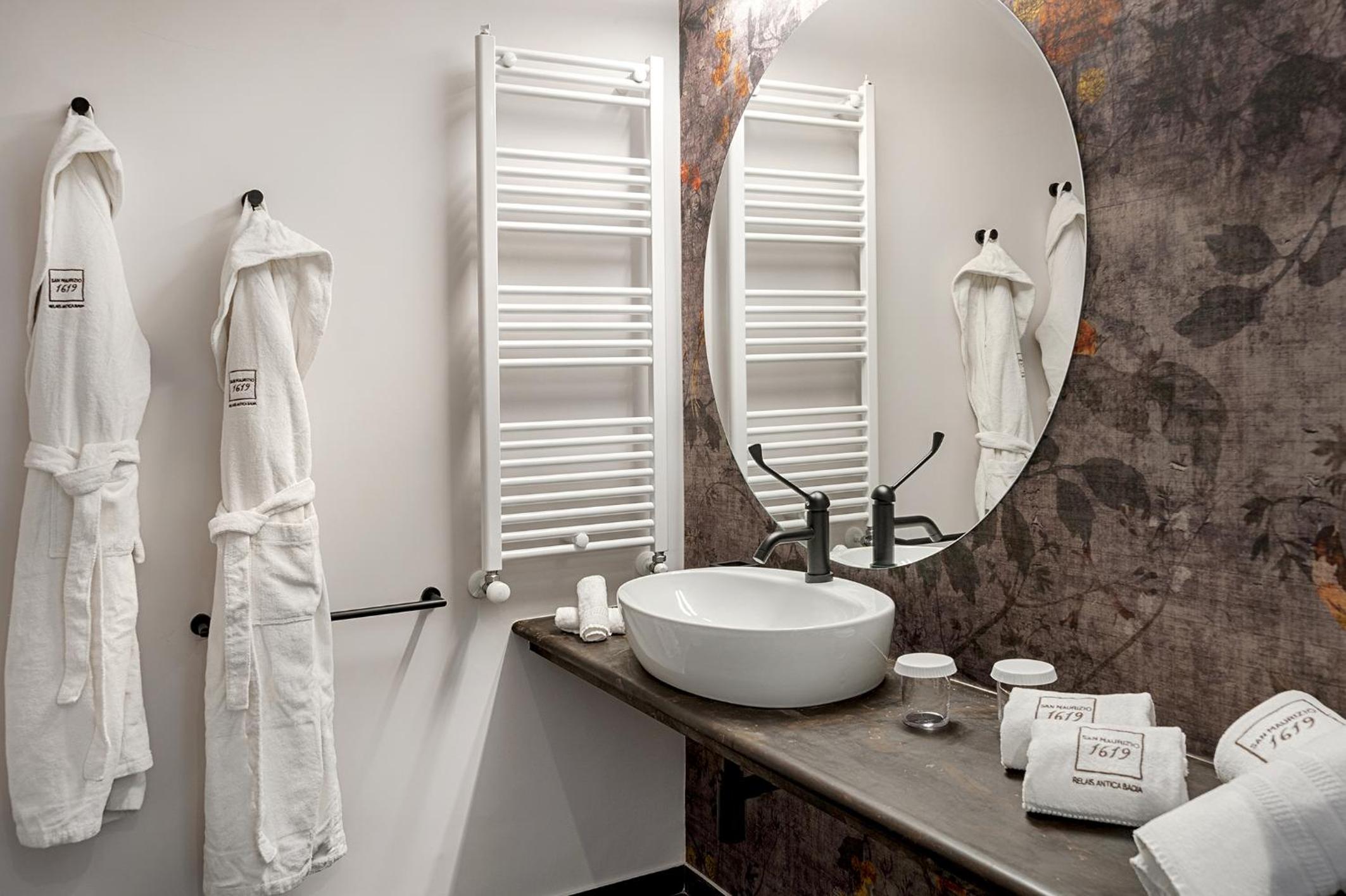 Junior Suite with Balcony - historic center view - Photo 7