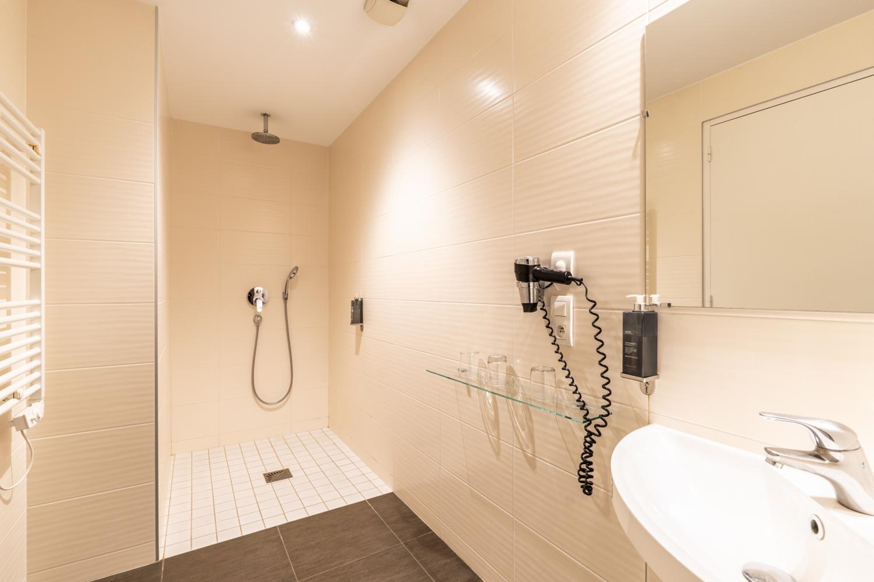 Triple Room - Photo 7
