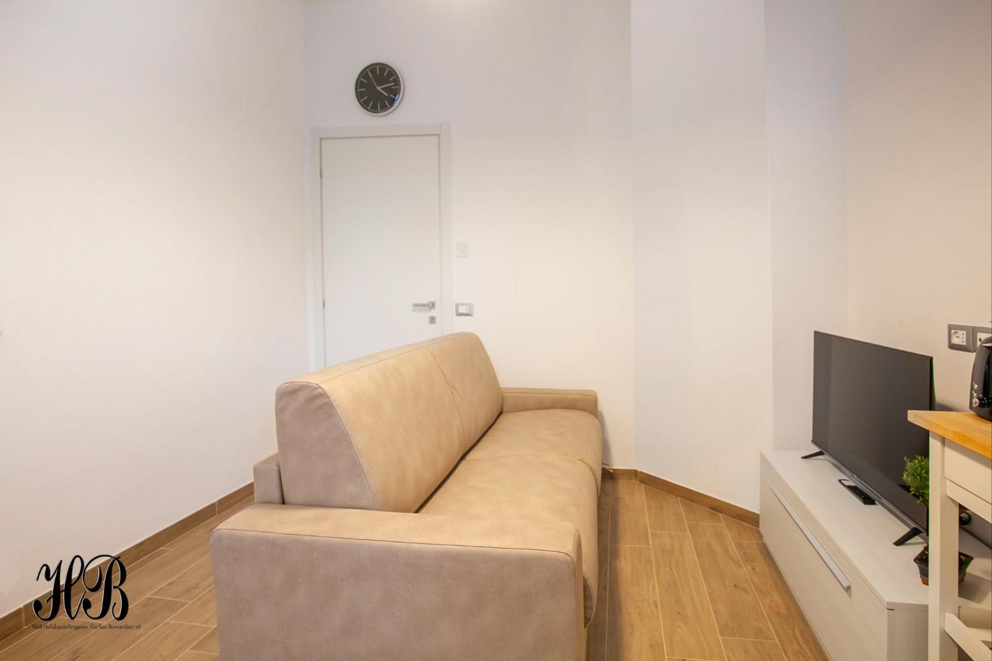 One-Bedroom Apartment photo 1