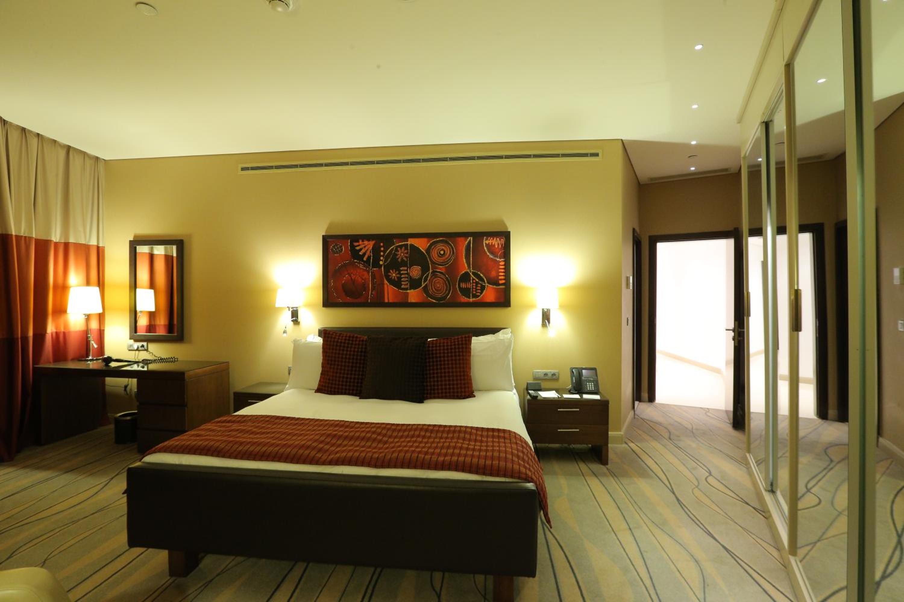 Two-Bedroom King Suite with Sea View - Non-Smoking - Photo 9
