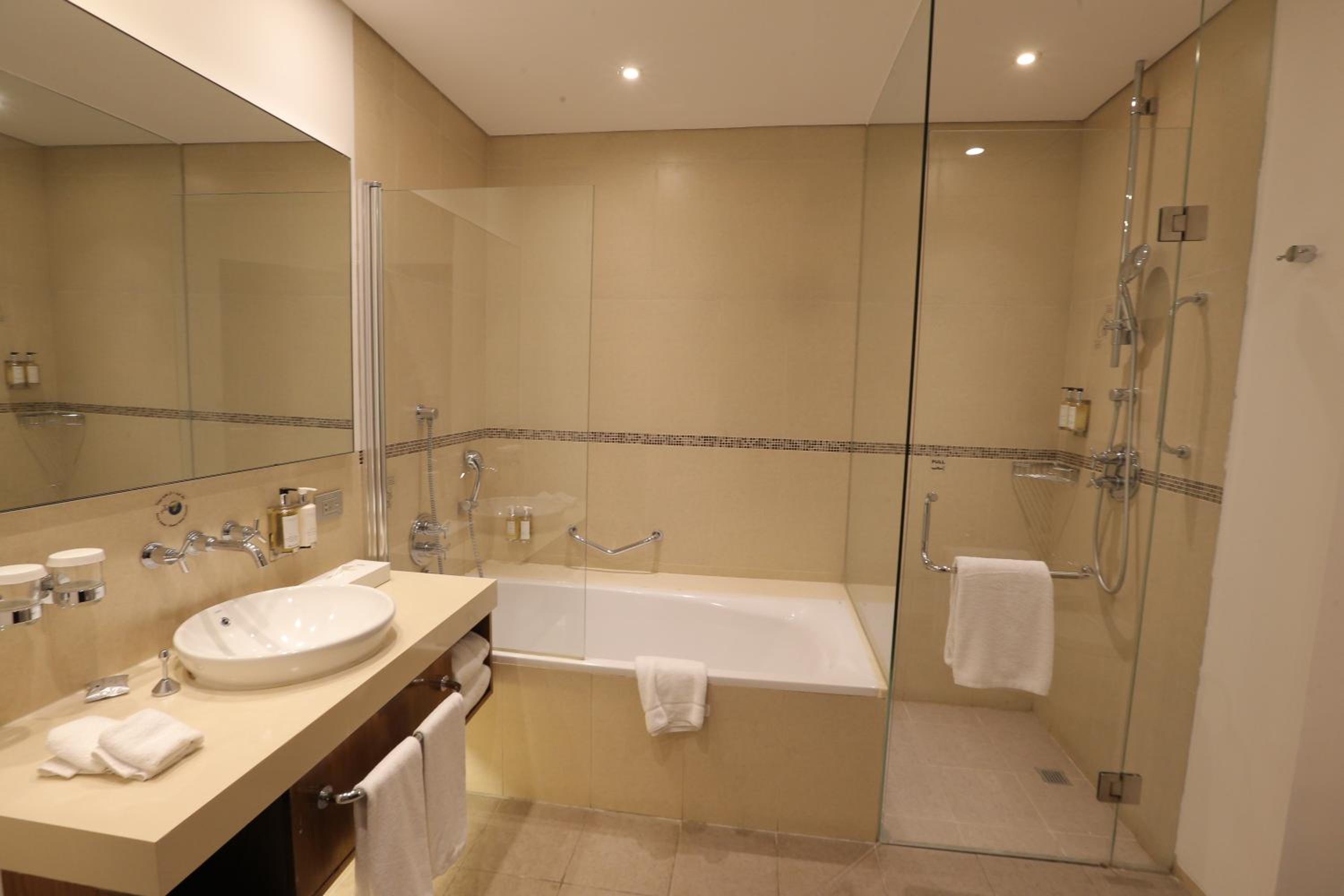 Two-Bedroom King Suite with Sea View - Non-Smoking - Photo 4