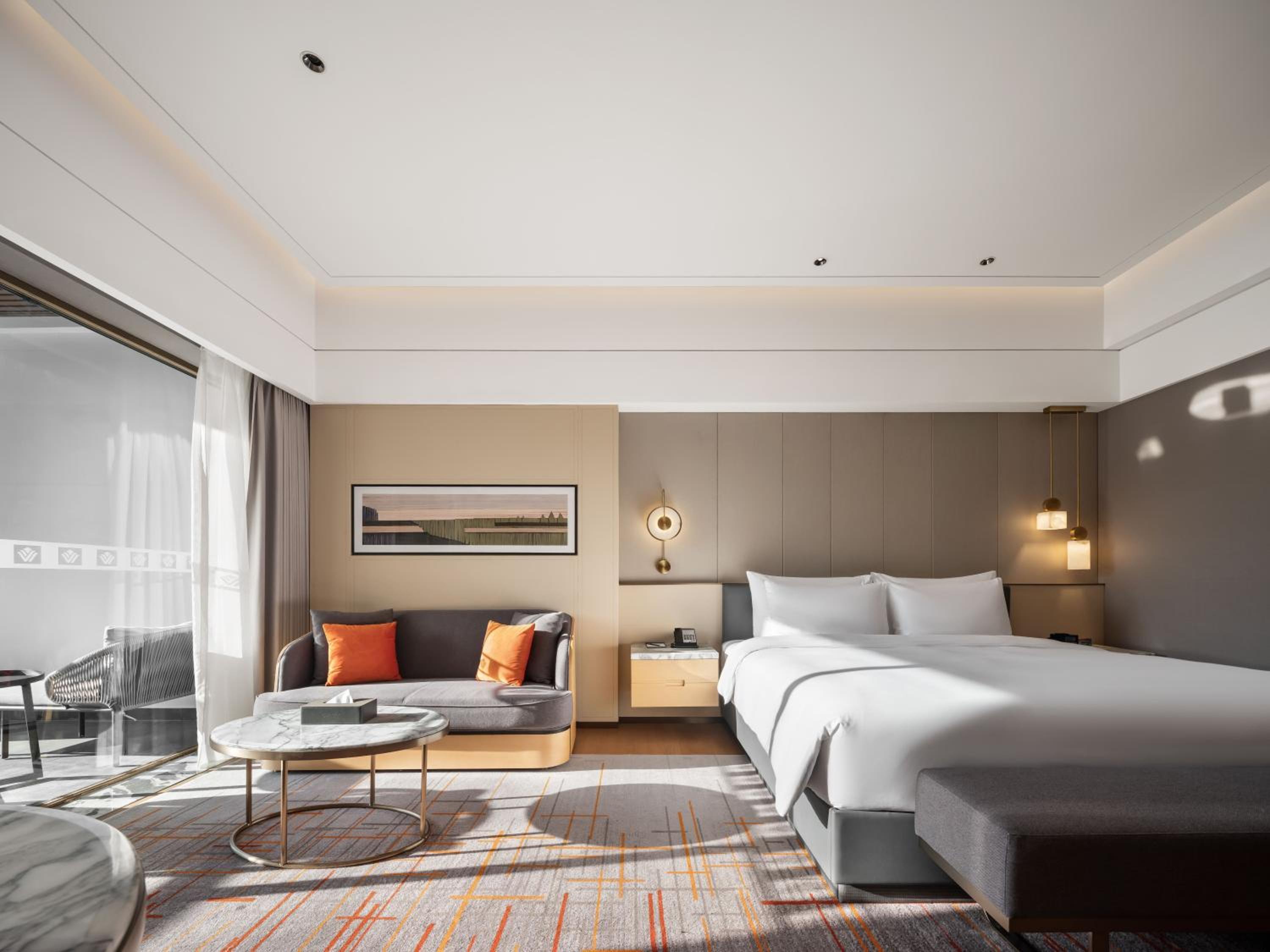 Deluxe King Room with Hot Pool and Lake View -  Long Stay - Photo 2