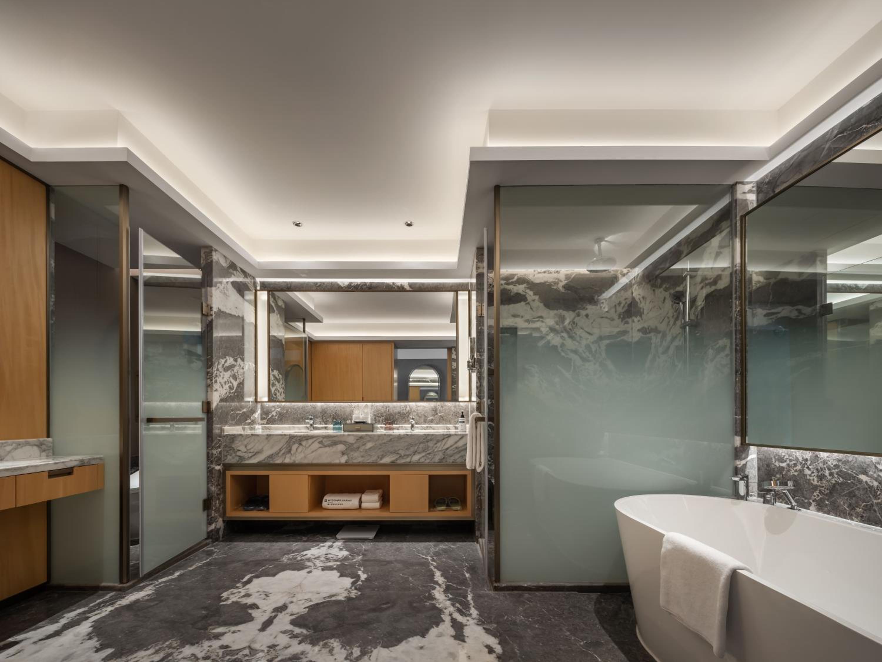 Executive Deluxe King Room with Hot Pool and Lake View - Photo 5