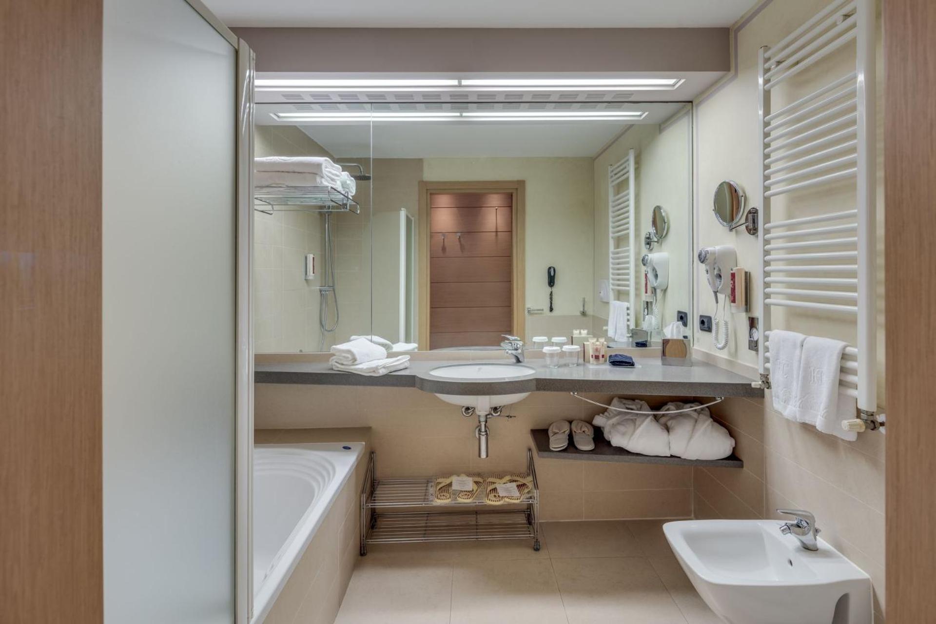 Comfort Double or Twin Room with Balcony and Lake View photo 3