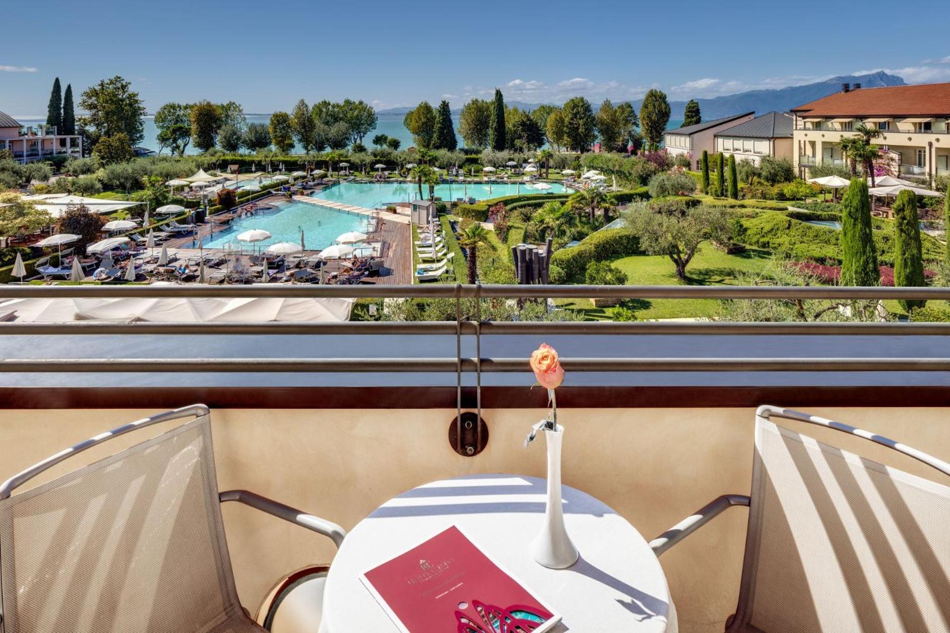 Comfort Double or Twin Room with Balcony and Lake View photo 2