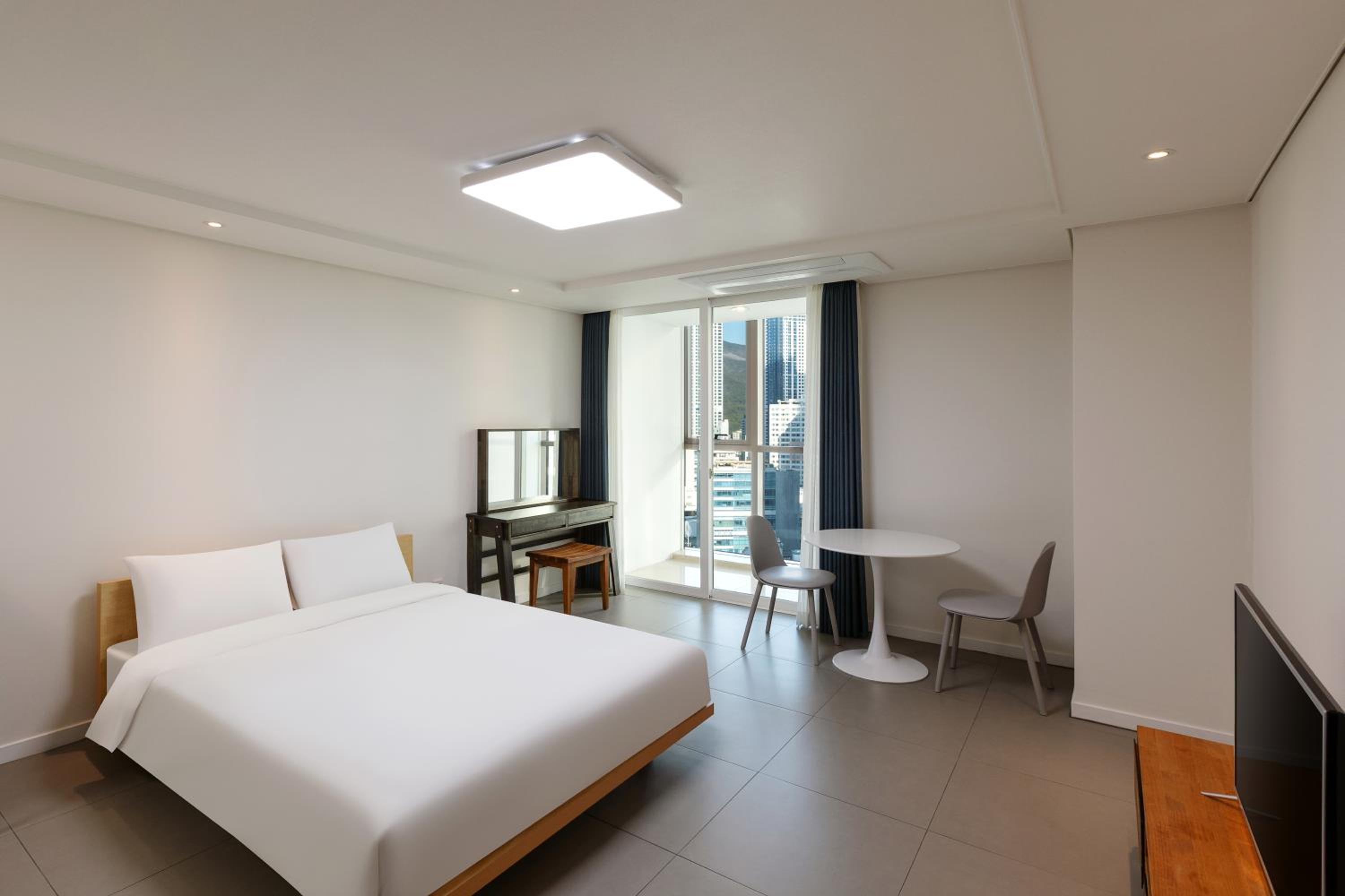 [Breakfast Package] Junior Suite + Restaurant Coupon For 2 (Wonjo Abalone Porridge) photo 1