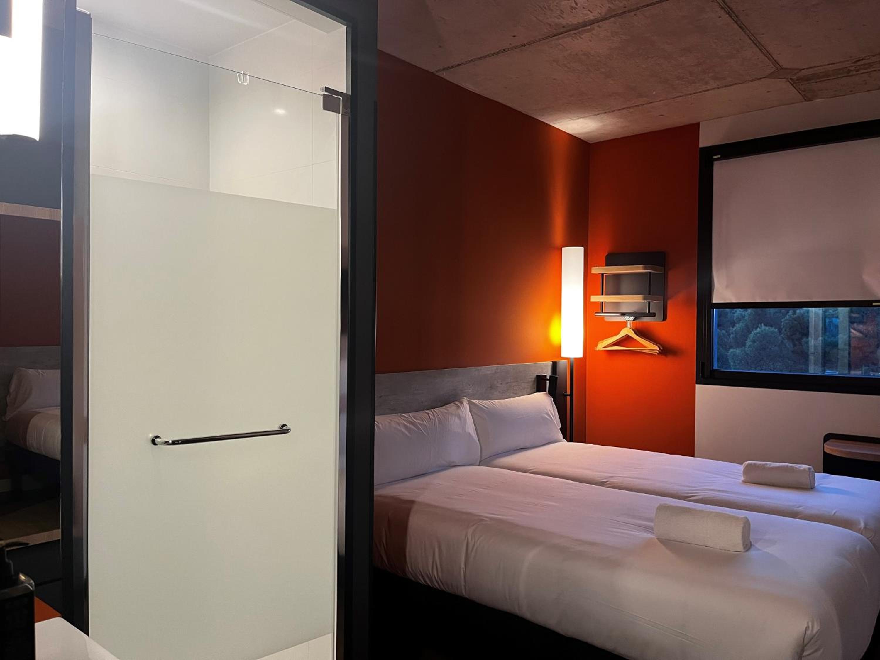 Standard Twin Room - Photo 1