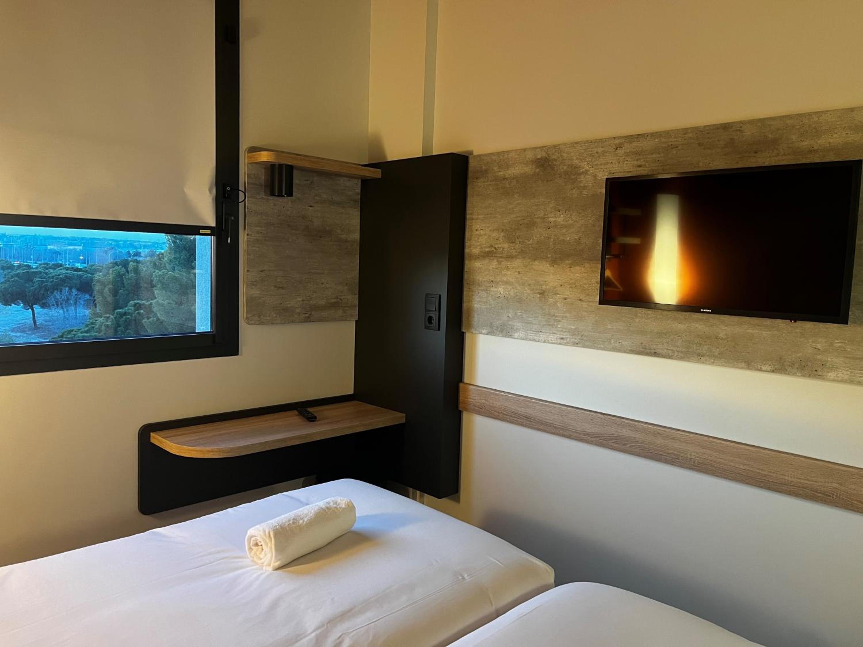 Standard Twin Room - Photo 3