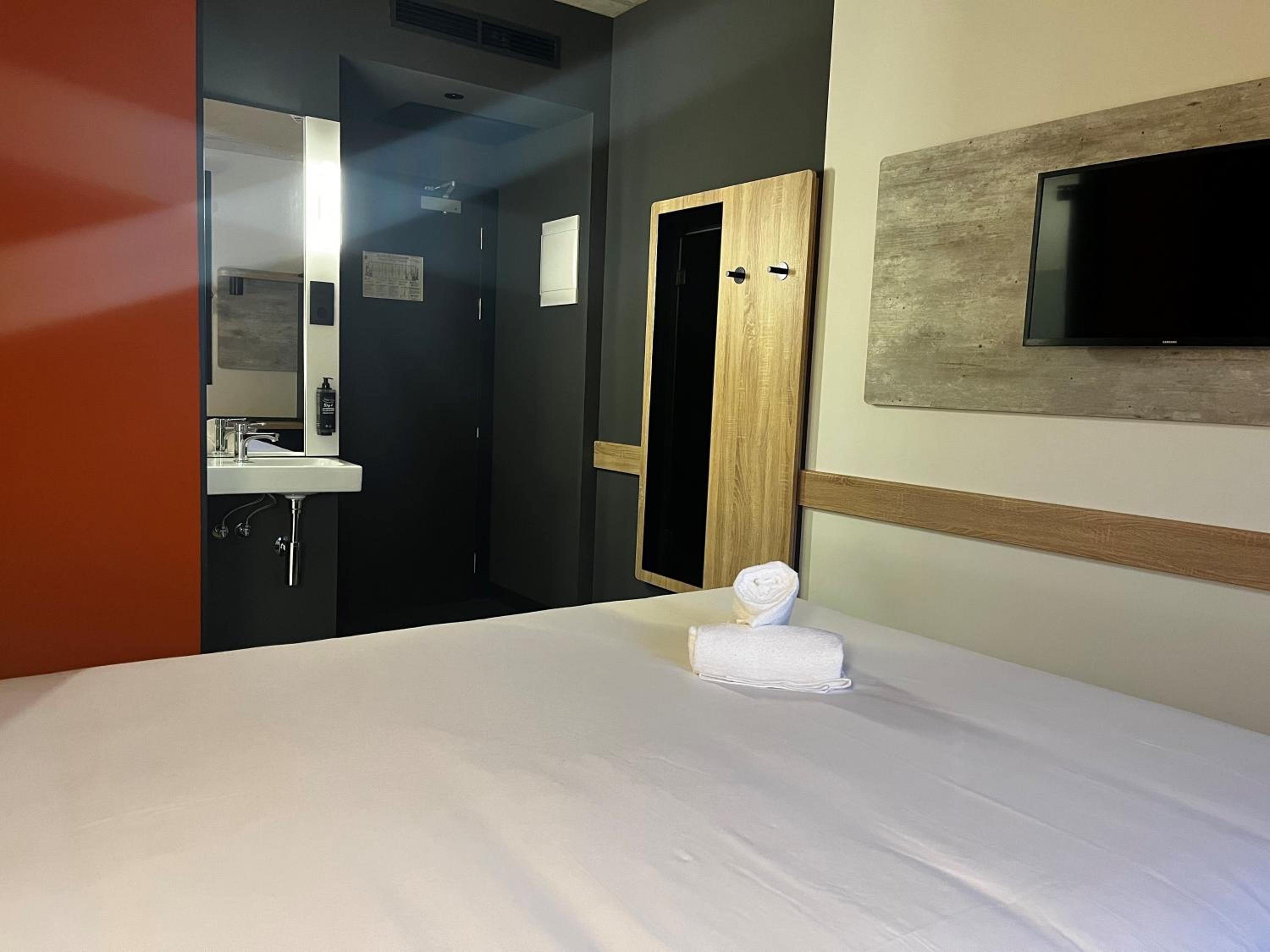 Standard Double Room - Photo 9
