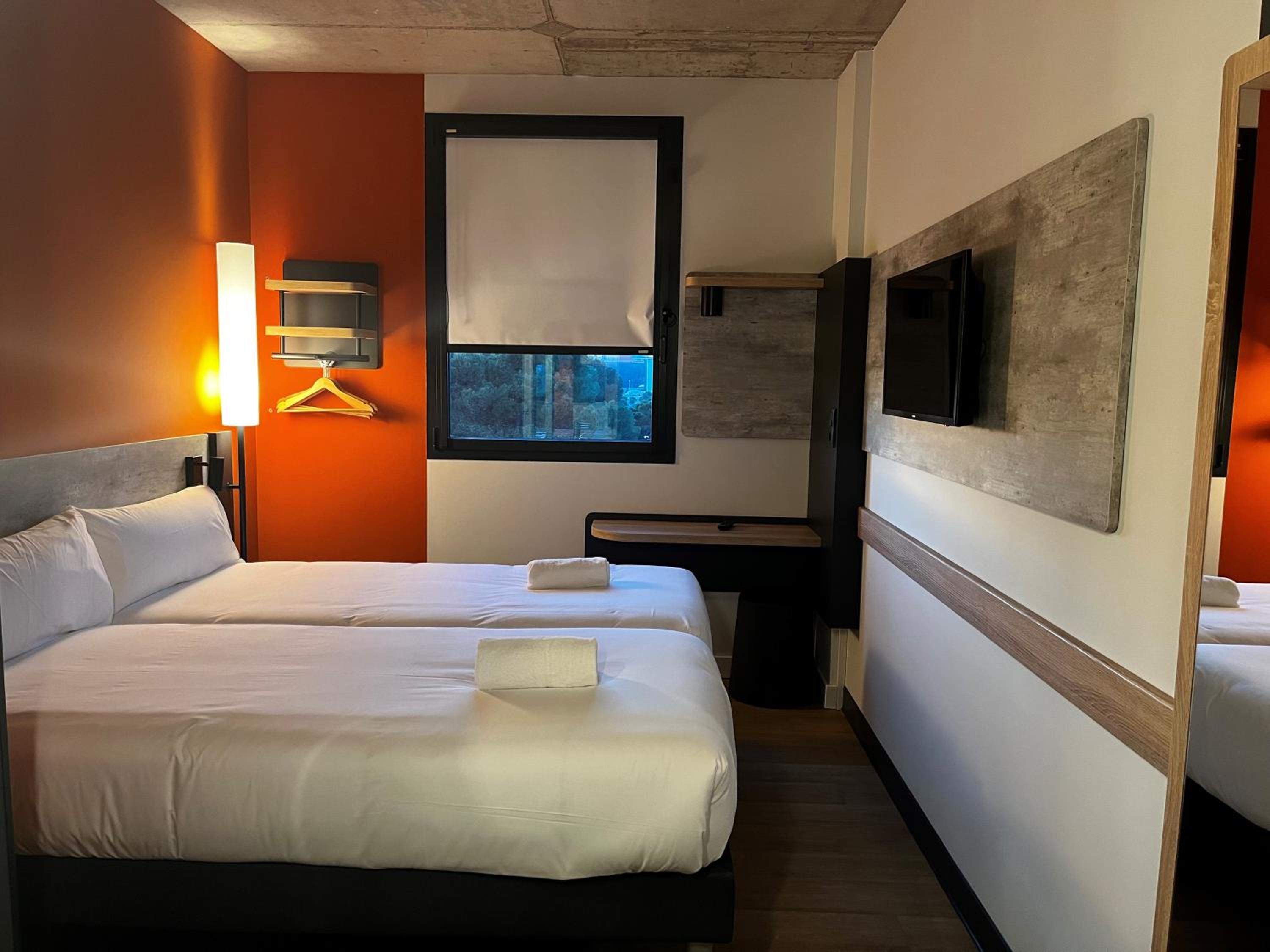 Standard Twin Room - Photo 9