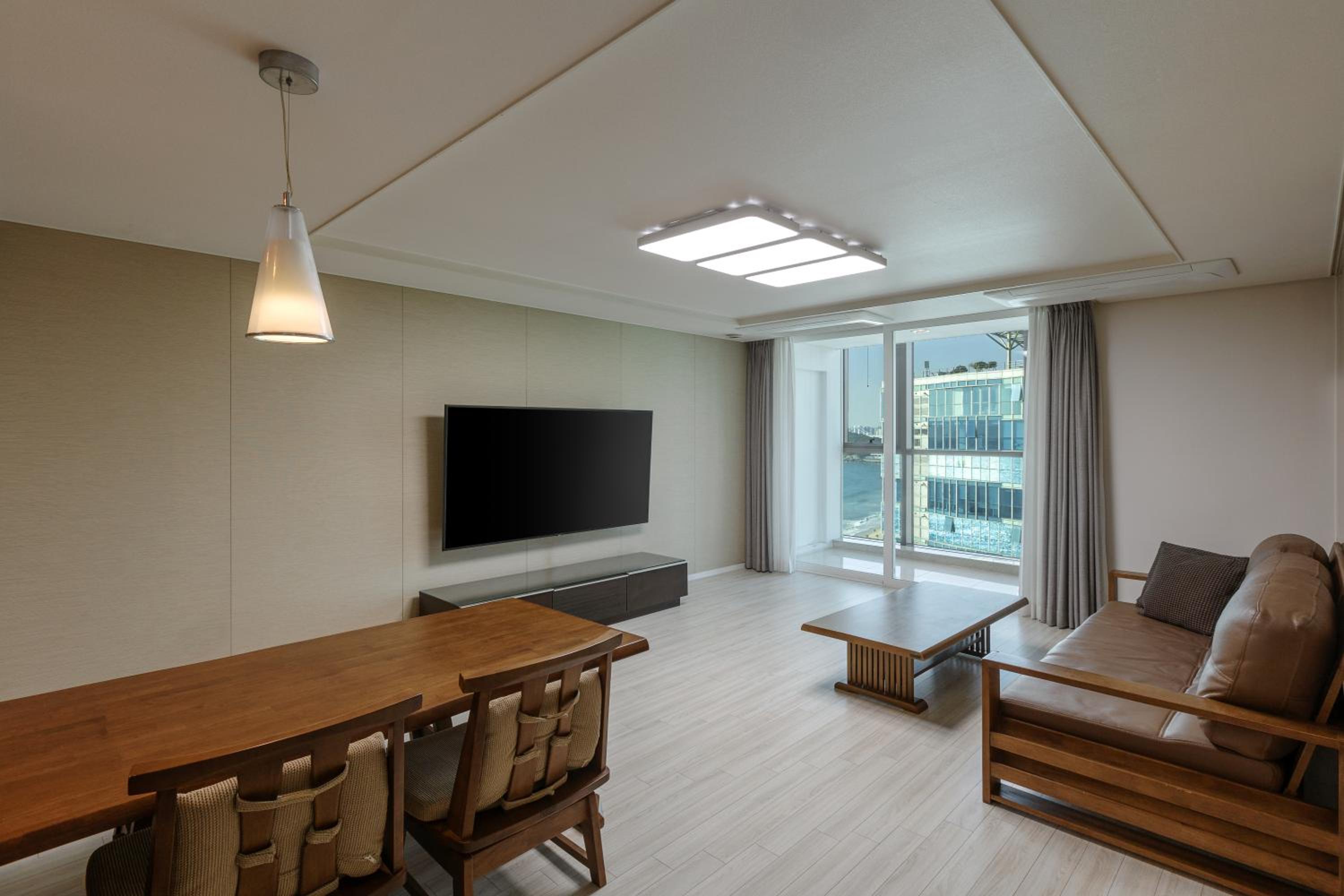 Premier Suite - Partial Sea View photo 2
