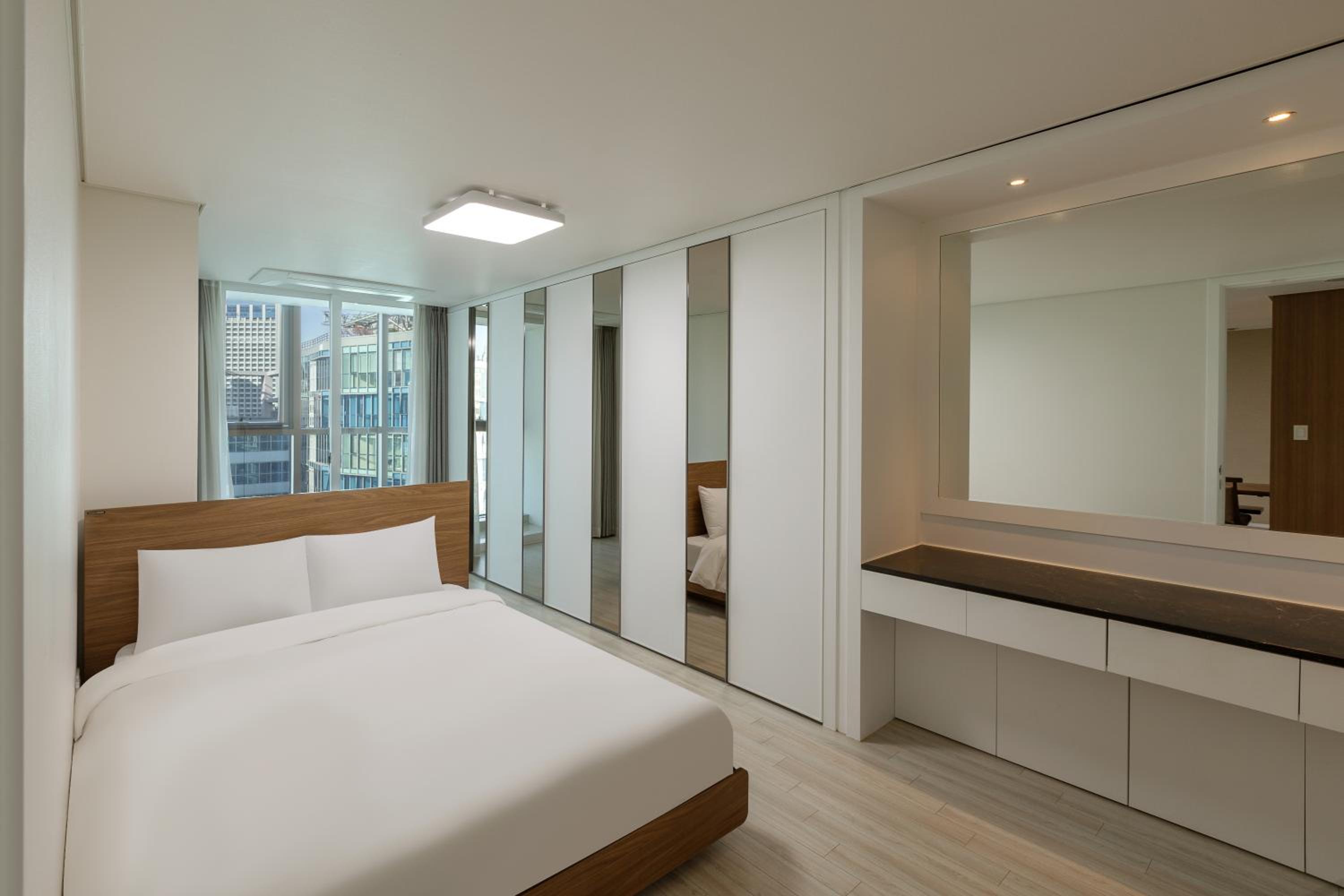 Premier Suite - Partial Sea View photo 3