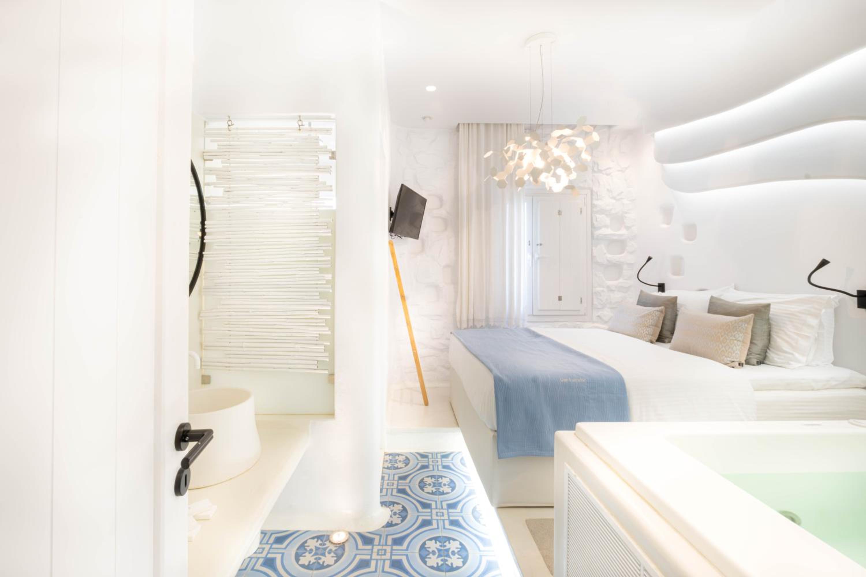 Deluxe Suite with Hot Tub - Kyma