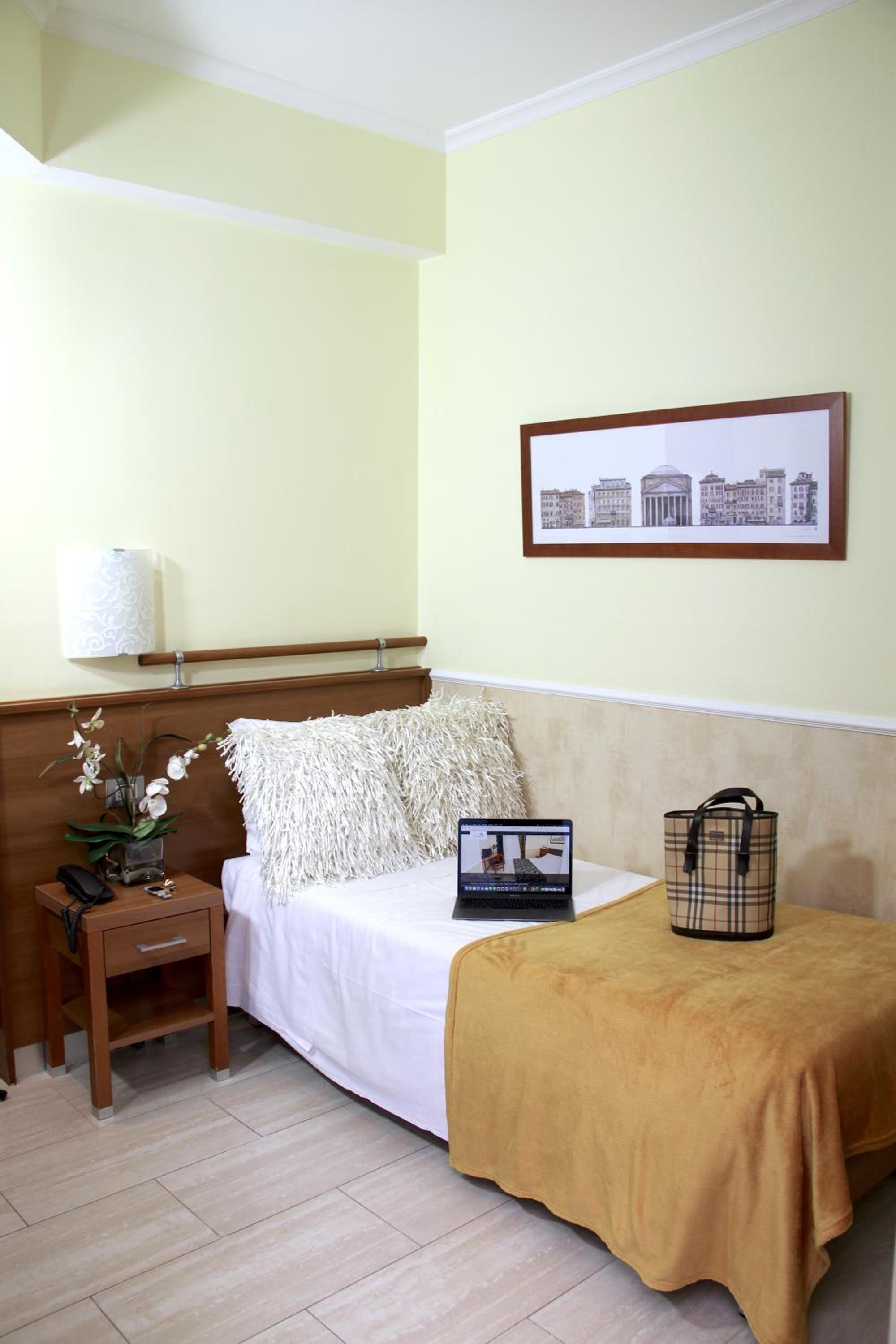 Single Room with Terrace thumbnail 5