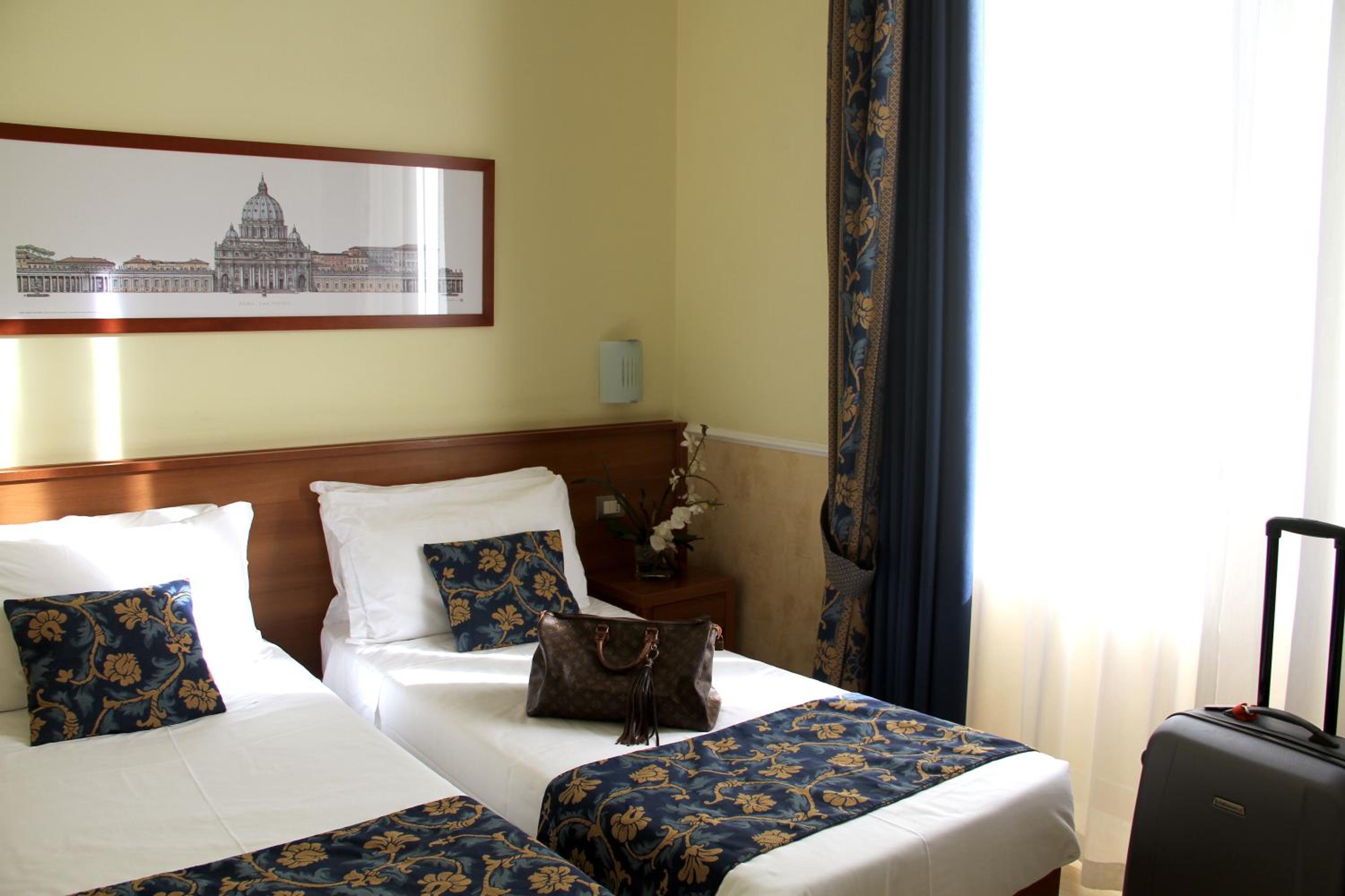 Triple Room thumbnail 5