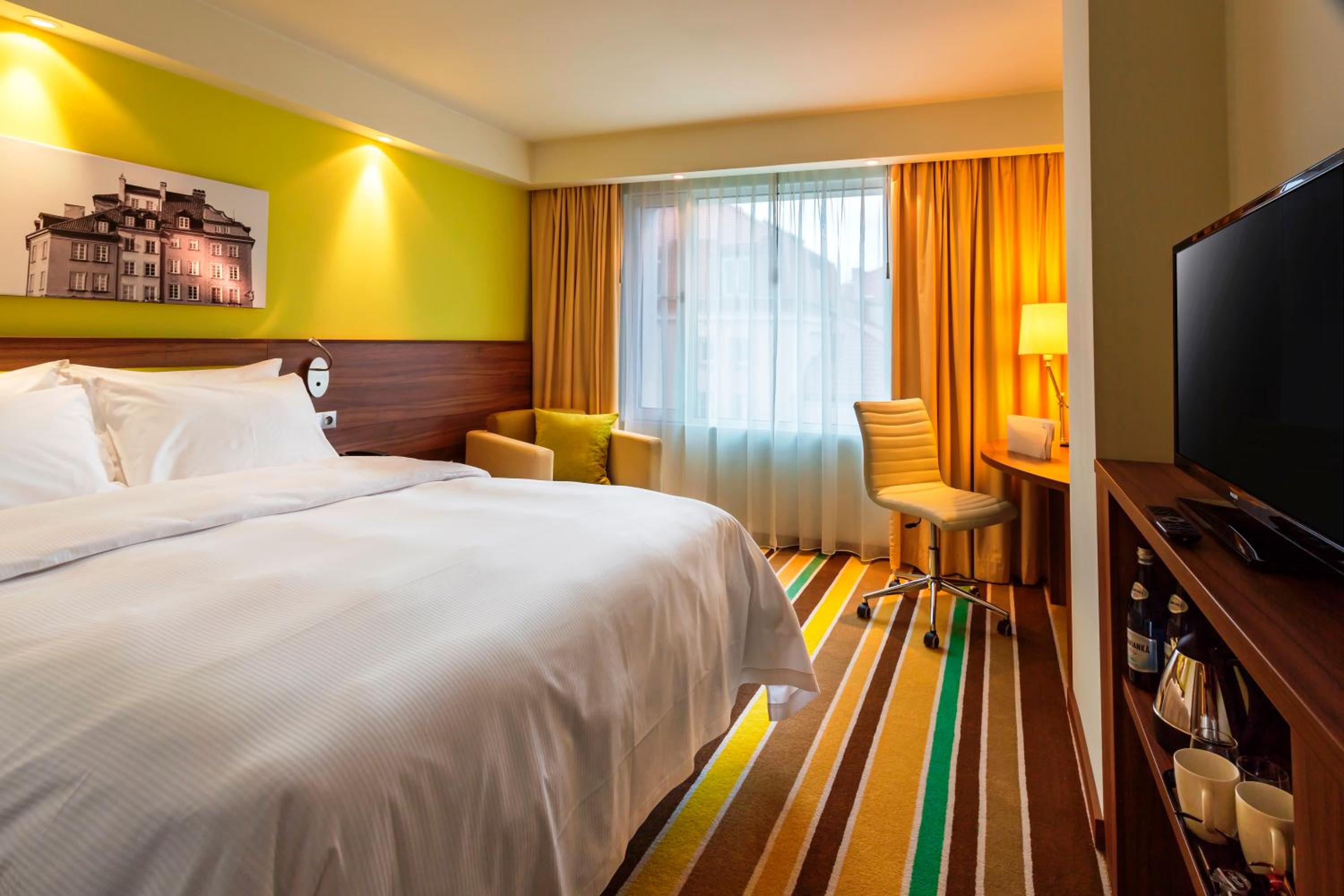 Queen Room with City View - High Floor photo 1