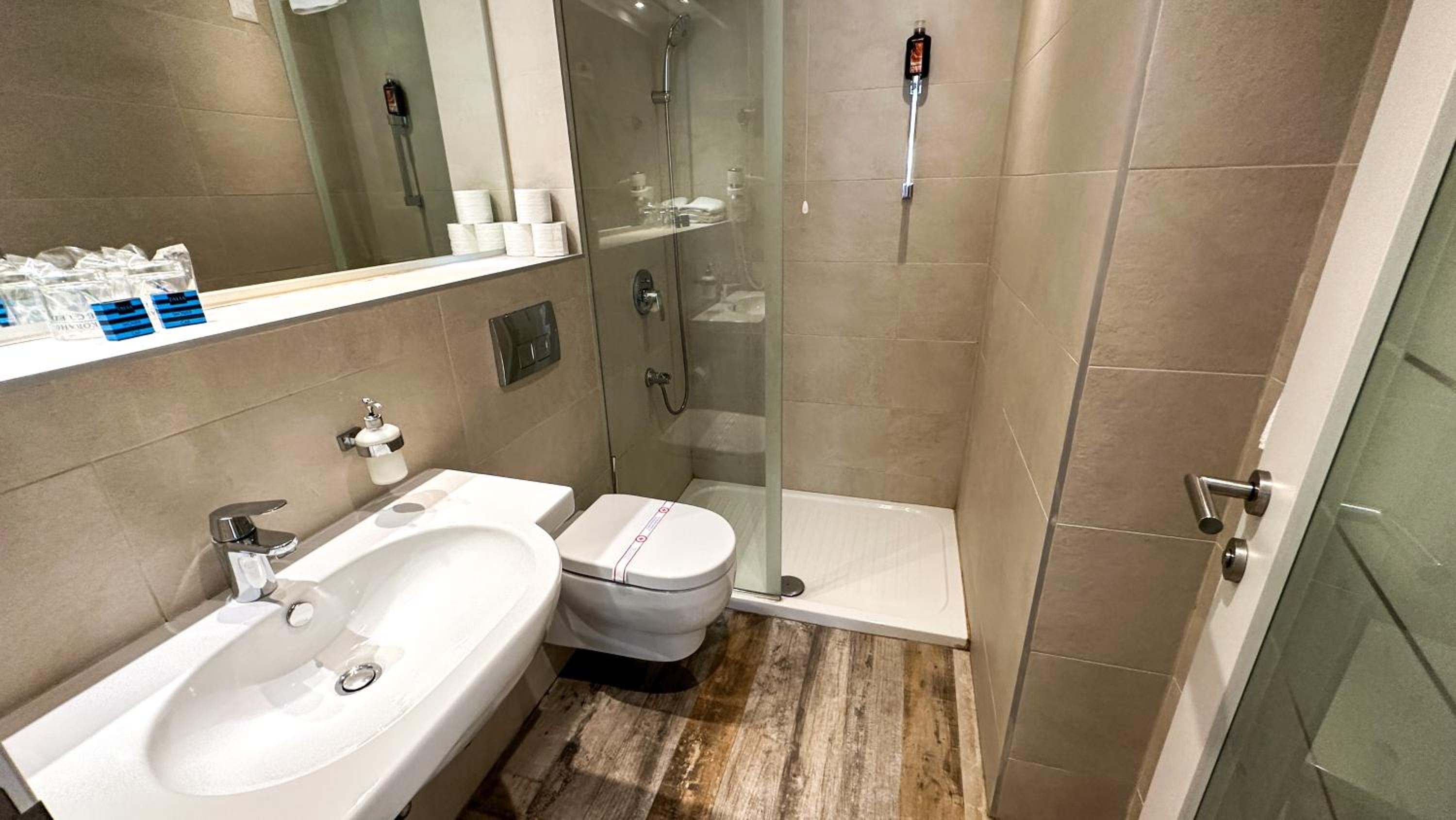 Double or Twin Room - Photo 11