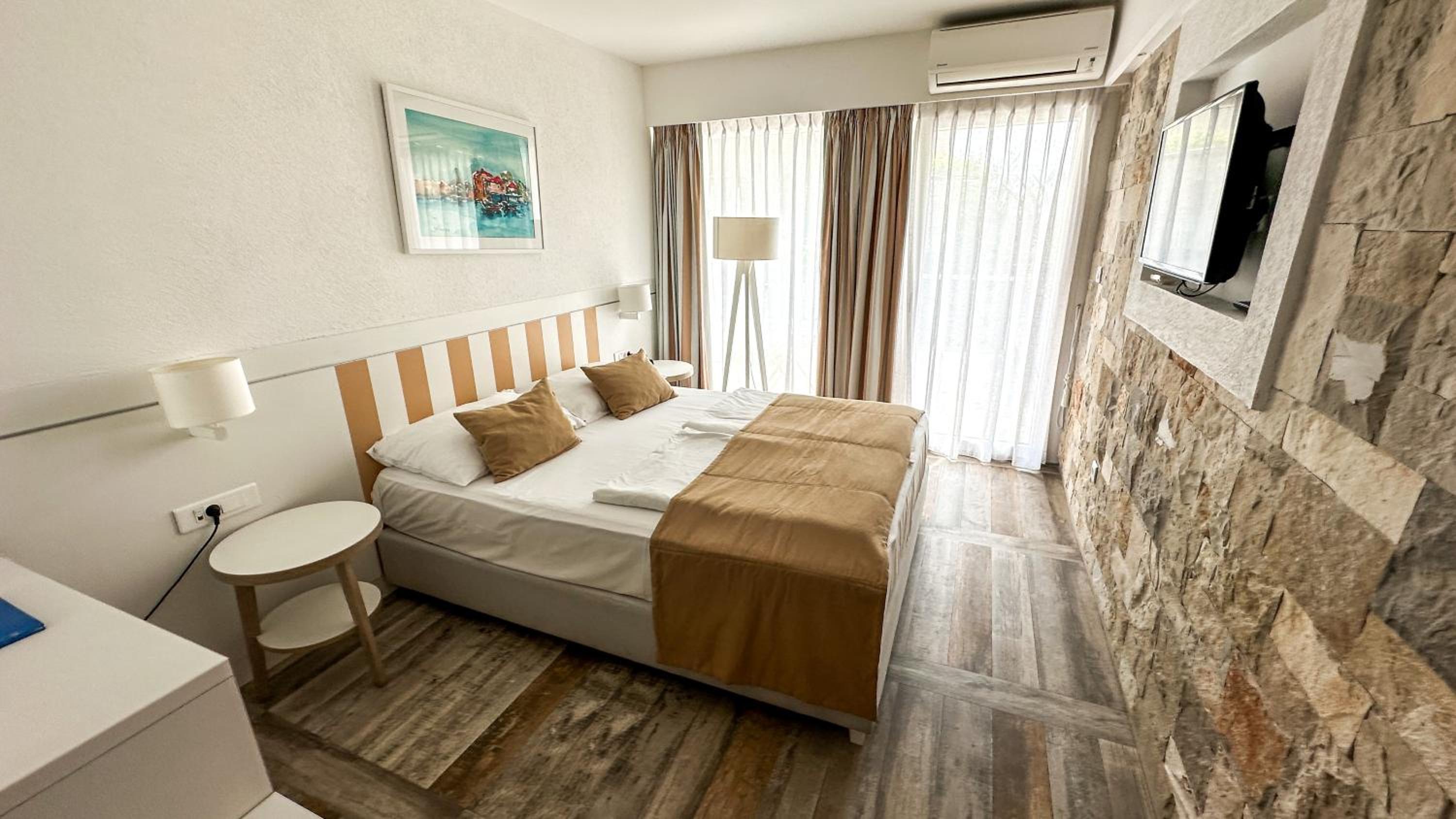 Double or Twin Room - Photo 4
