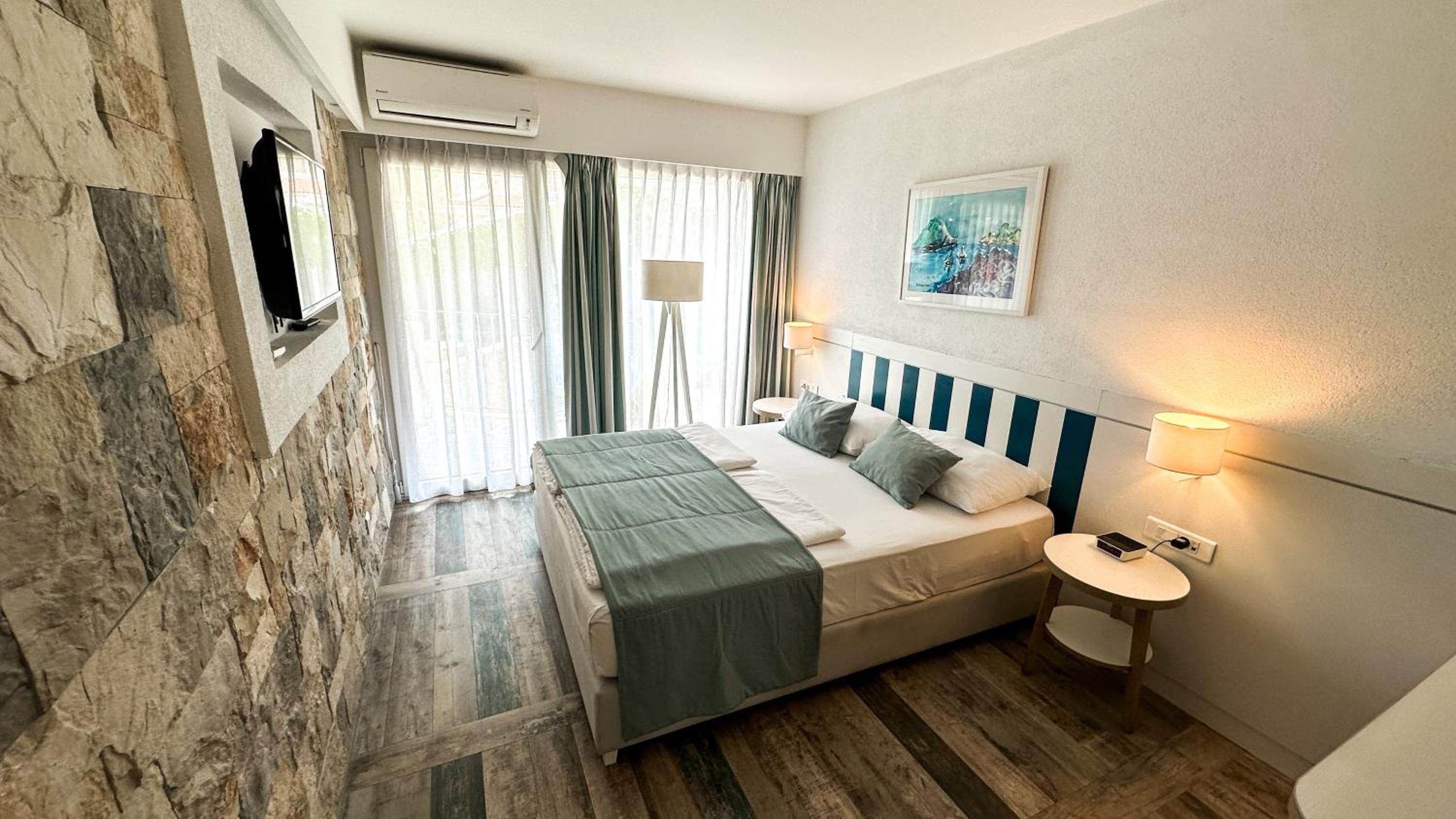 Double or Twin Room - Photo 2