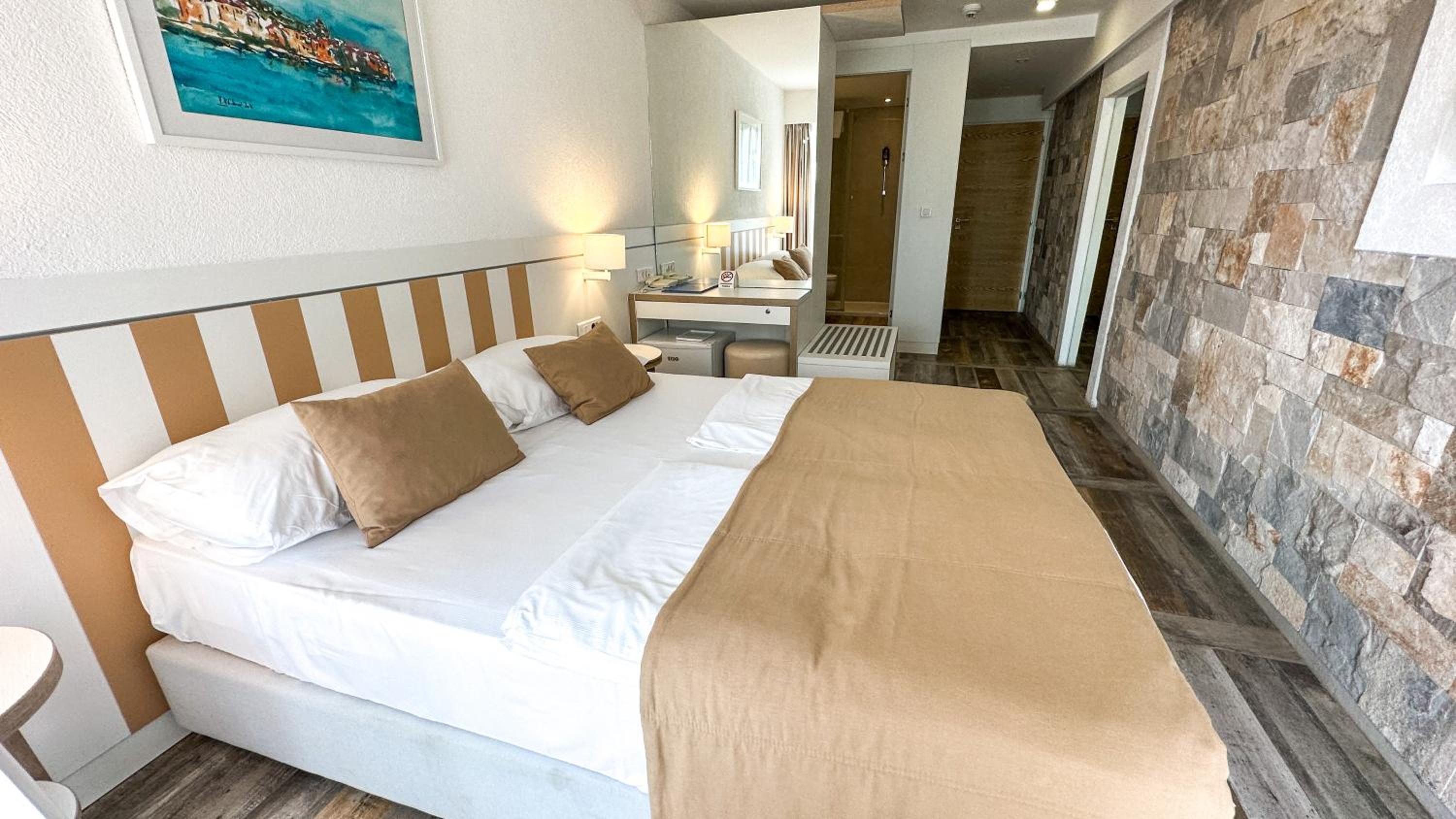 Double or Twin Room - Photo 6