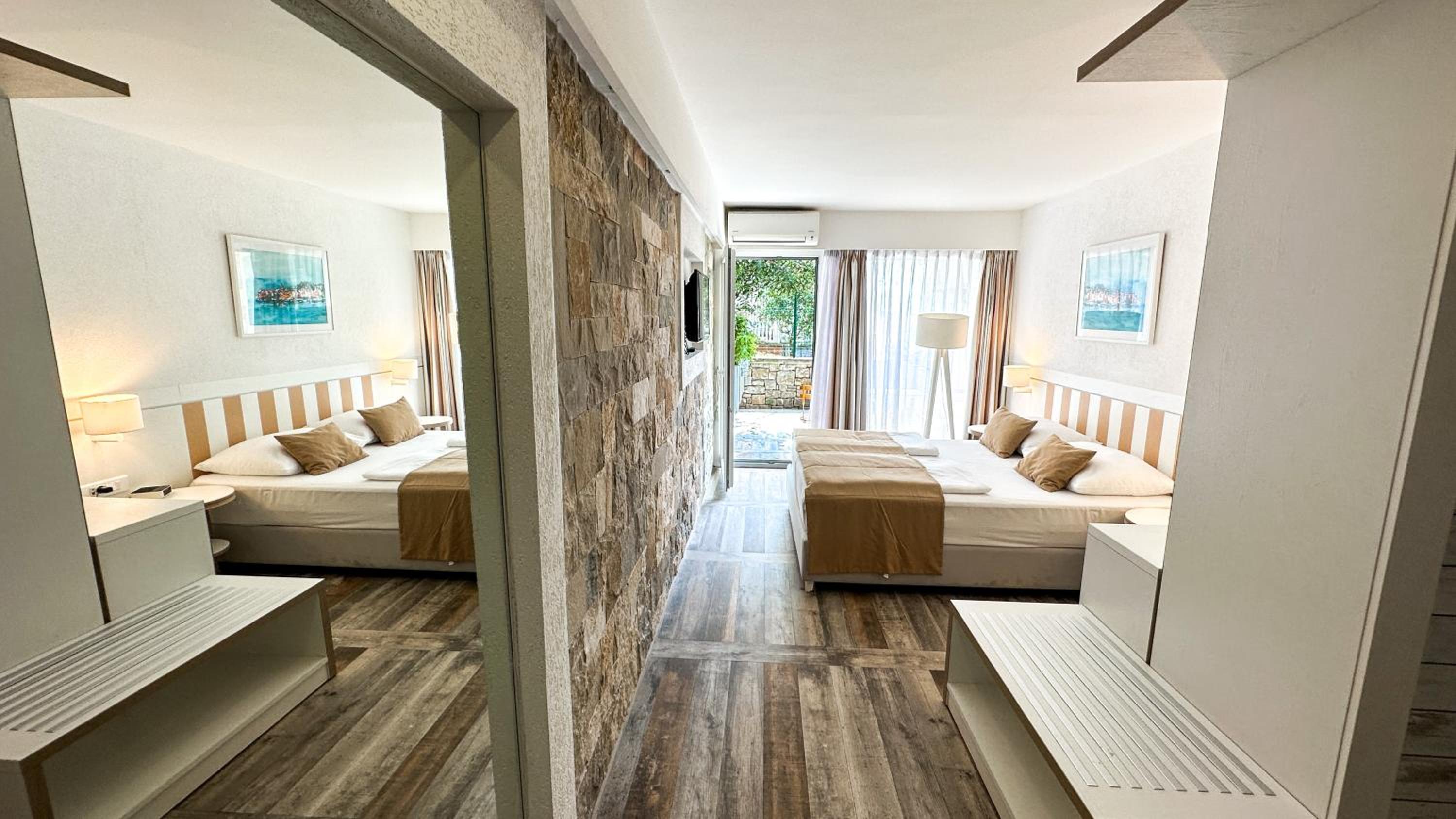 Double or Twin Room - Photo 9