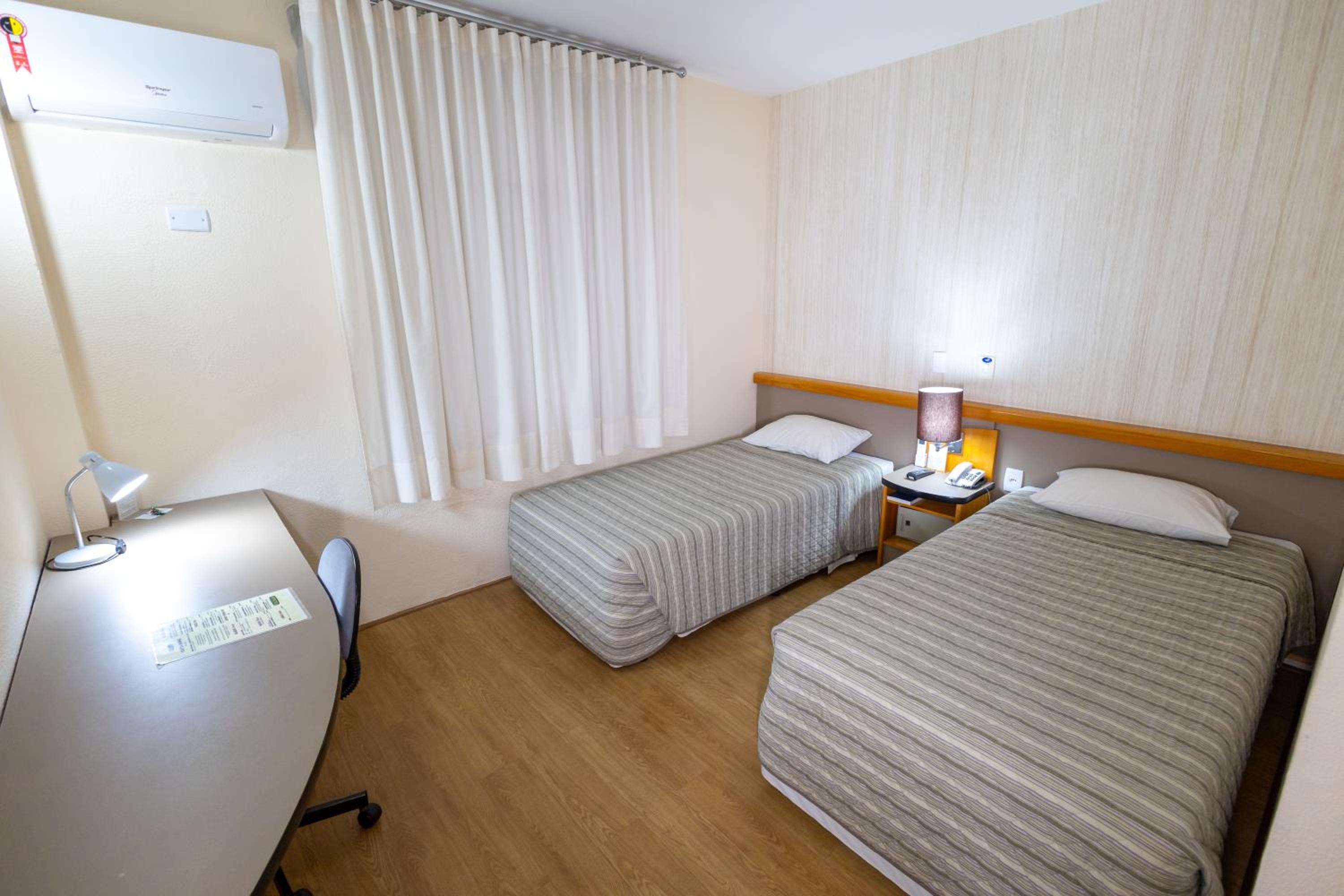 Standard Twin Room - Photo 6