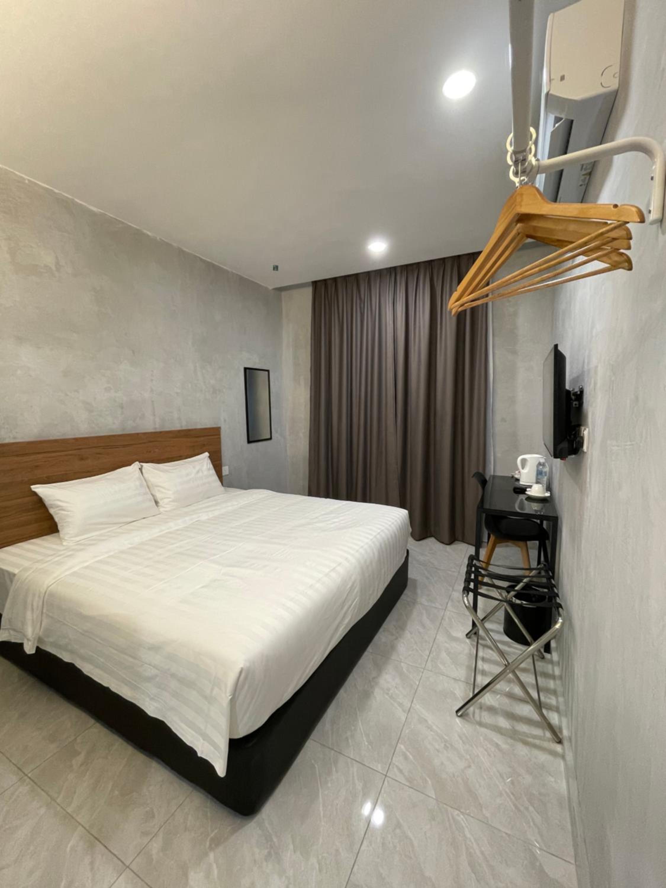 Deluxe King Room - Photo 3