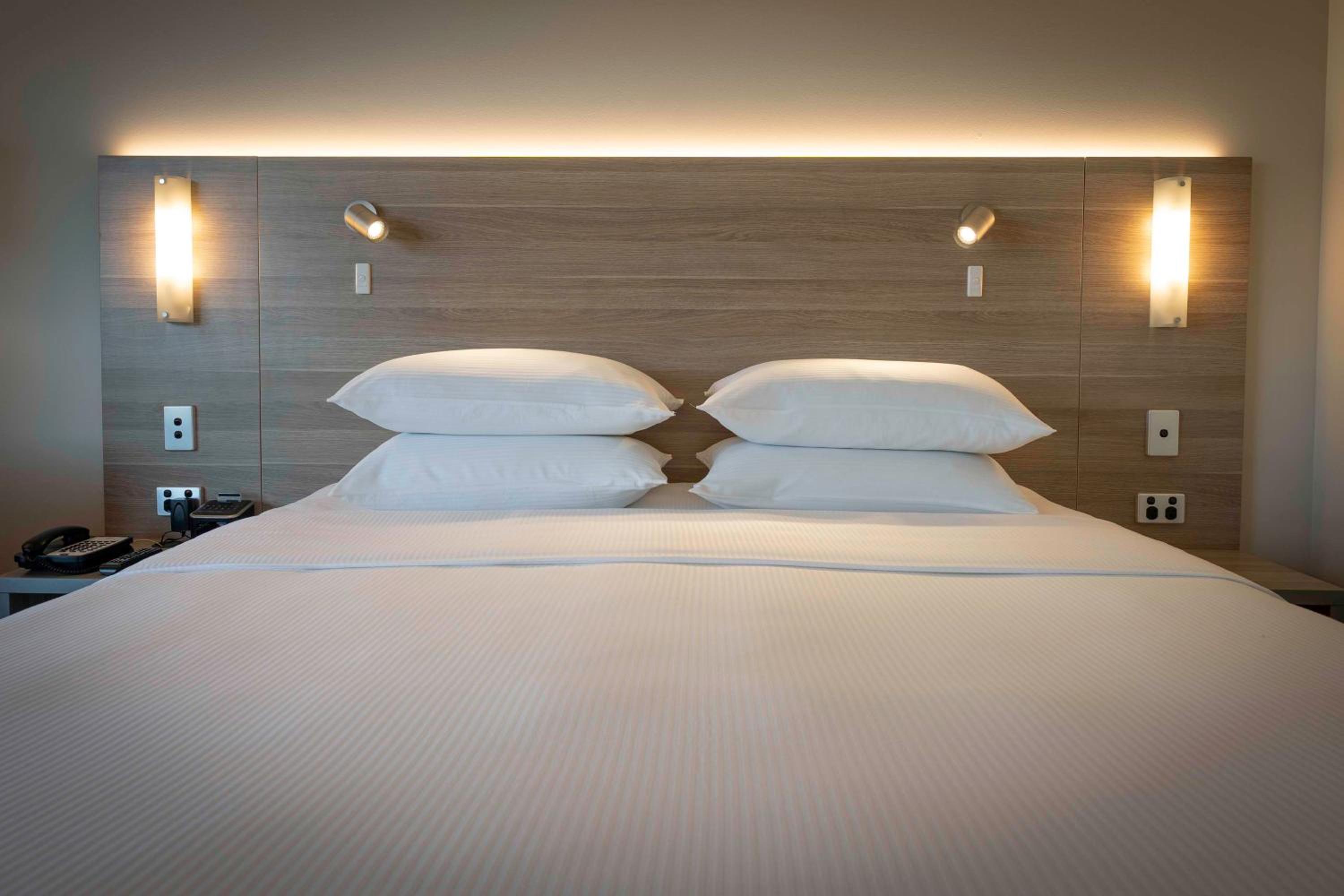 Deluxe King Room with Sea View thumbnail 5