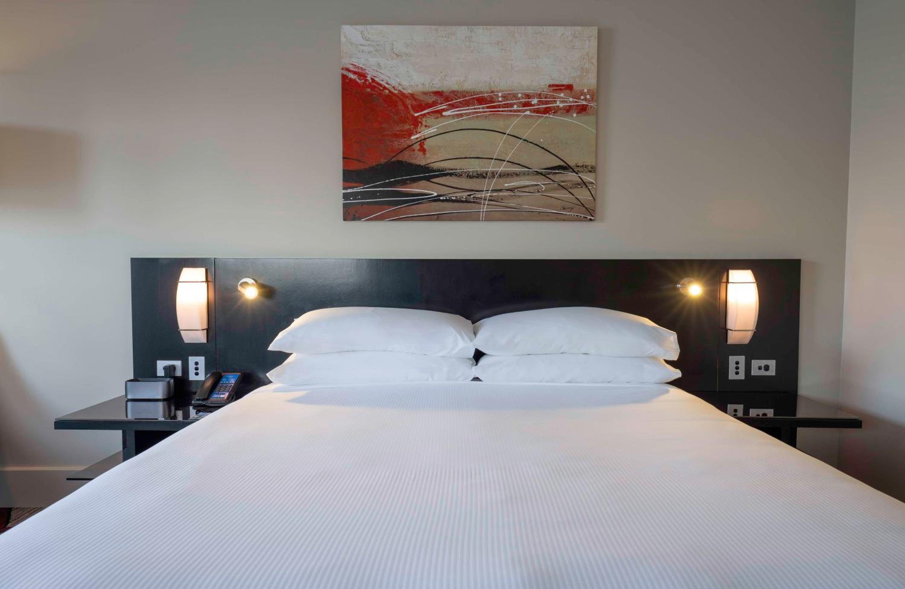 Deluxe King Room with Water View thumbnail 5
