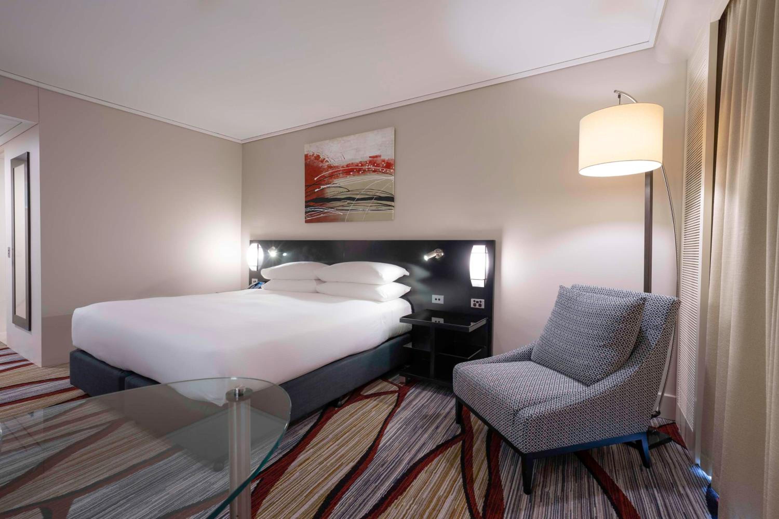Executive King Room thumbnail 5