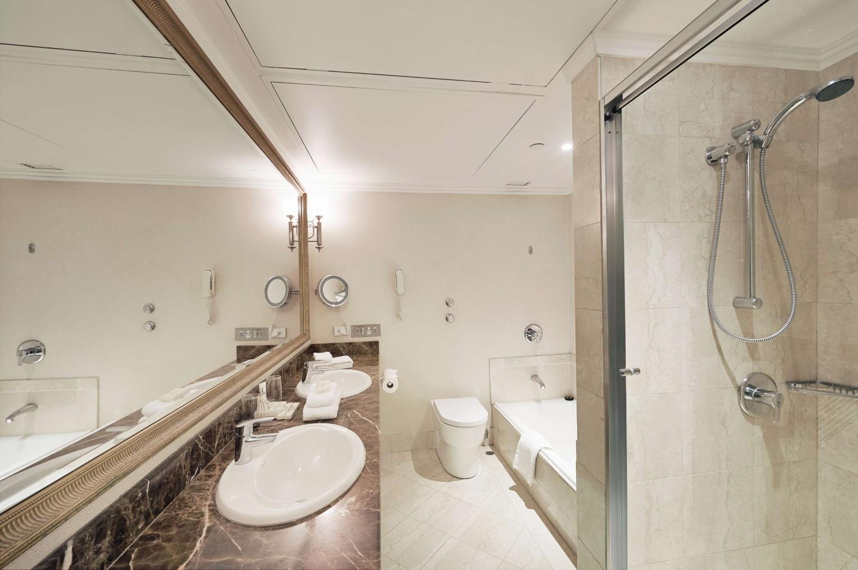 Deluxe King Room - Photo 2