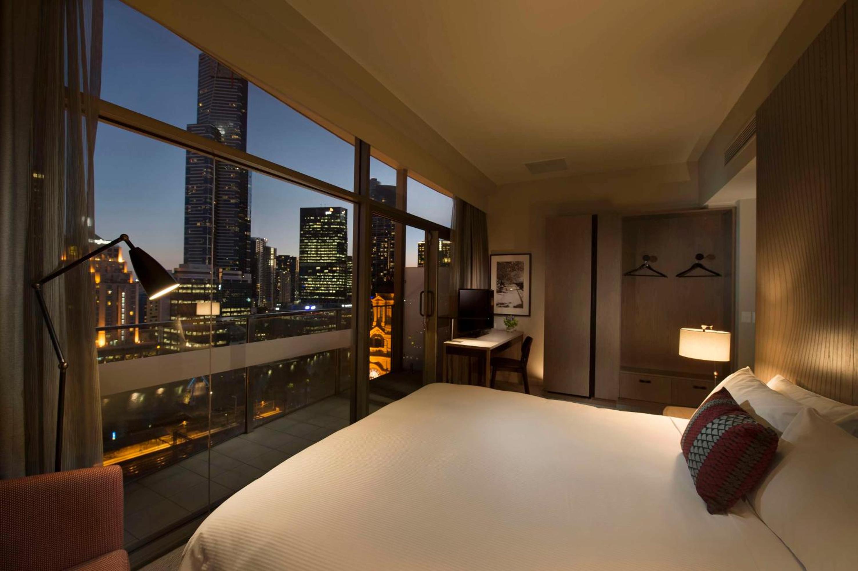 King Room Skyline River View with Balcony thumbnail 6