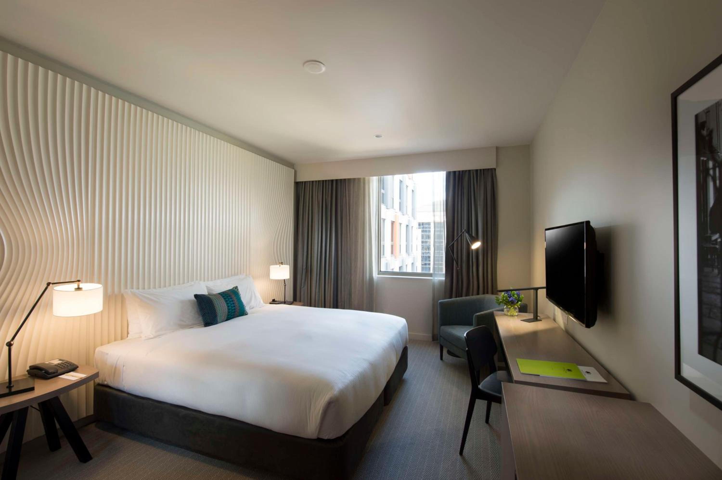 King Guest Room with City View thumbnail 5