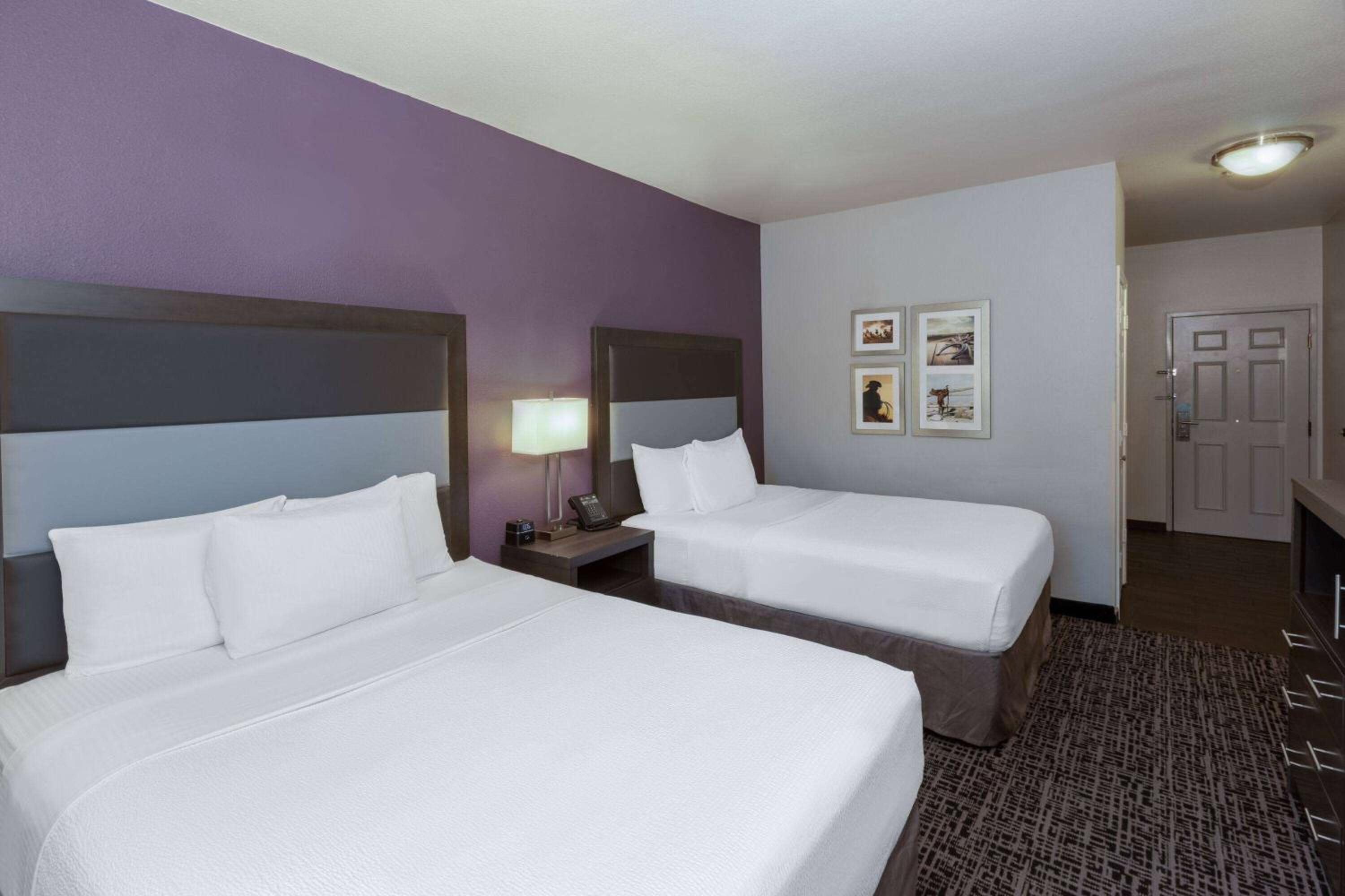 Queen Room with Two Queen Beds - Photo 2