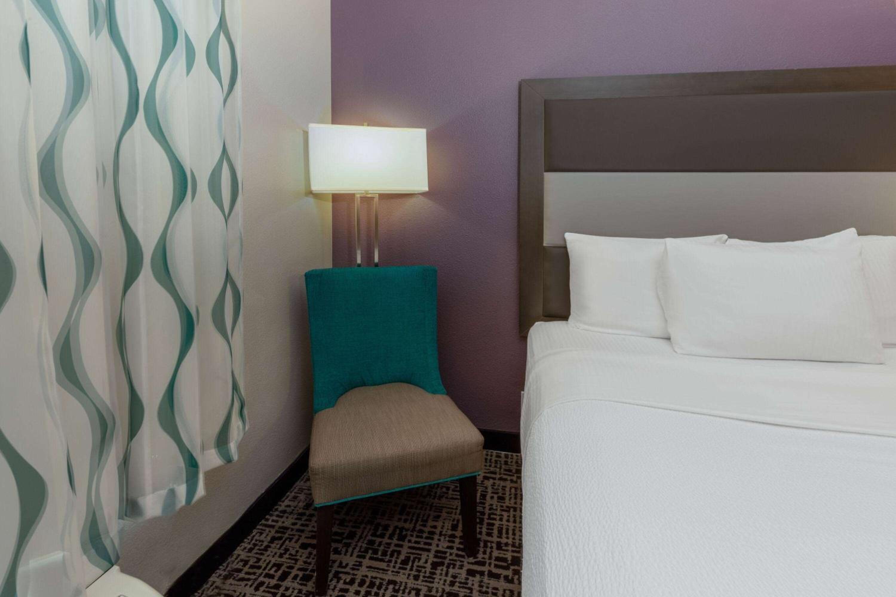 Queen Room with Two Queen Beds - Photo 3