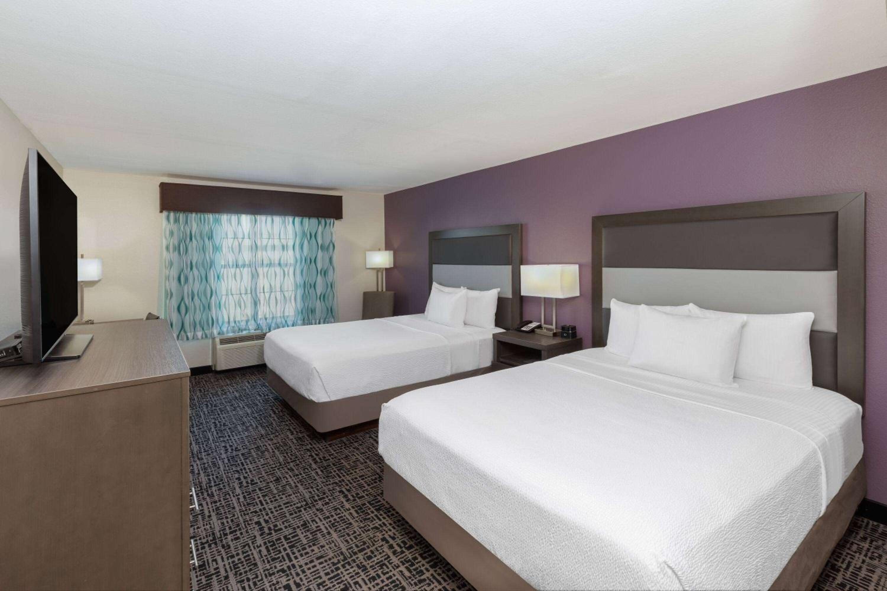 Queen Room with Two Queen Beds - Photo 5