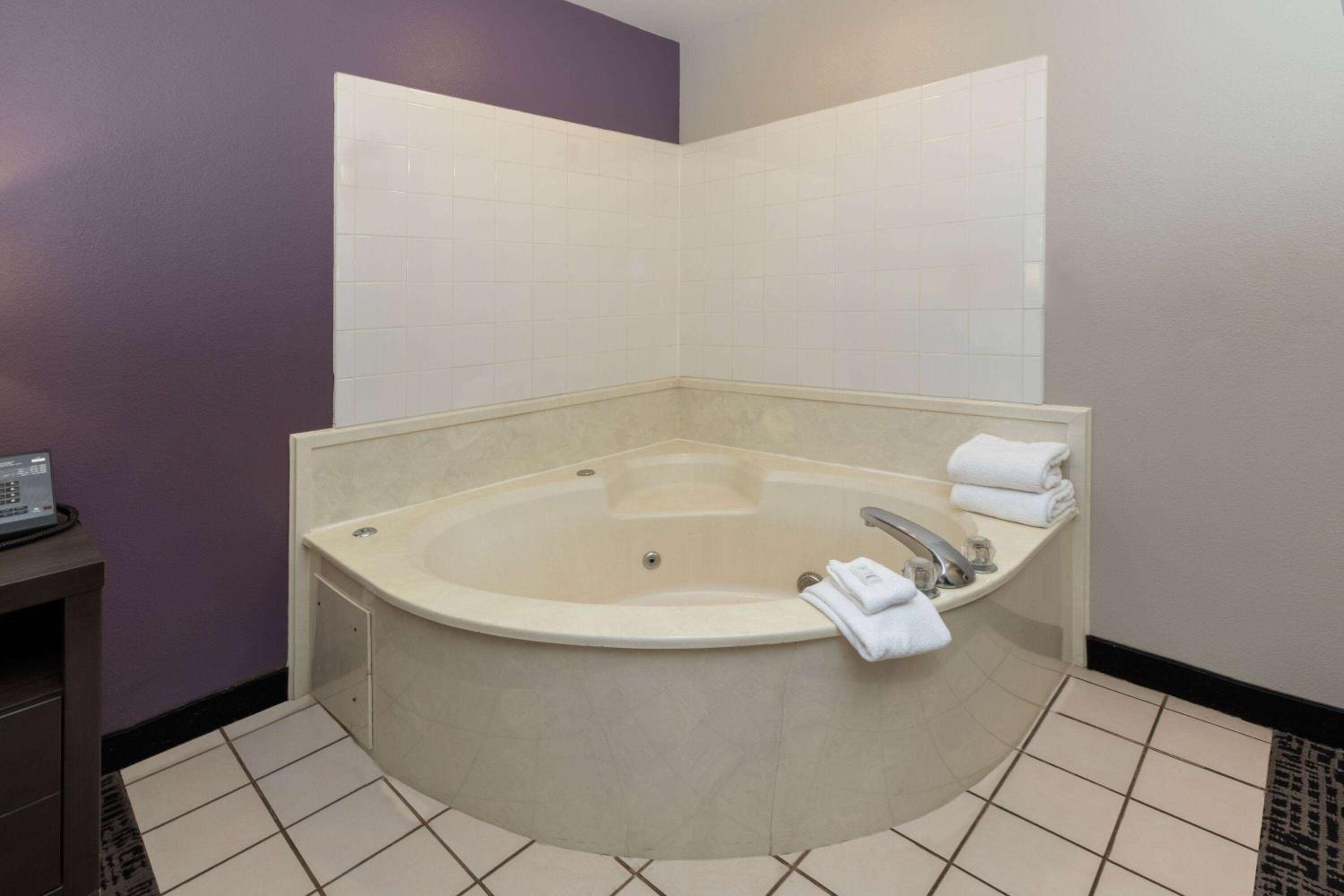 1 King Bed, Jetted Tub, Non-Smoking - Photo 3