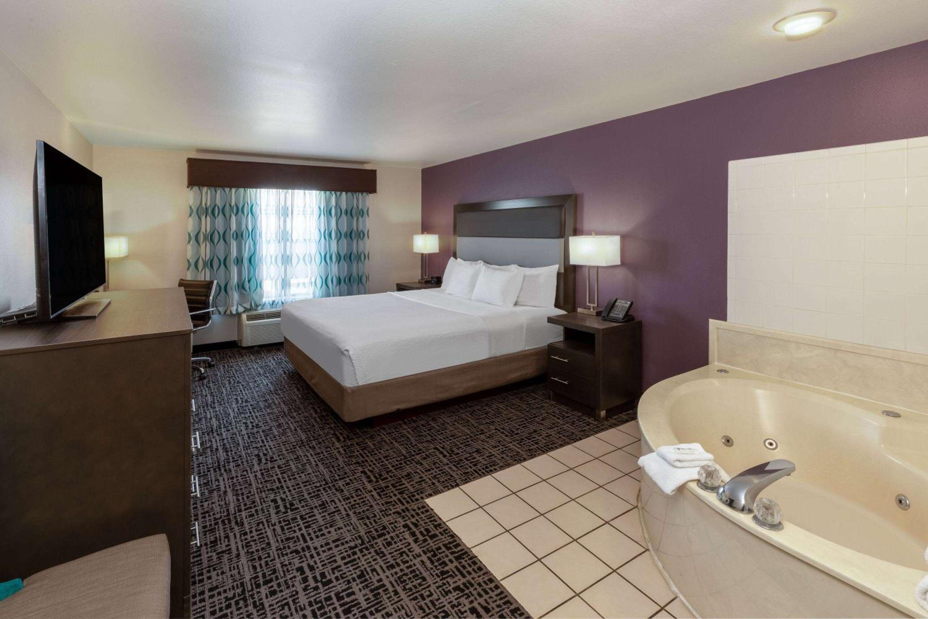 1 King Bed, Jetted Tub, Non-Smoking - Photo 2