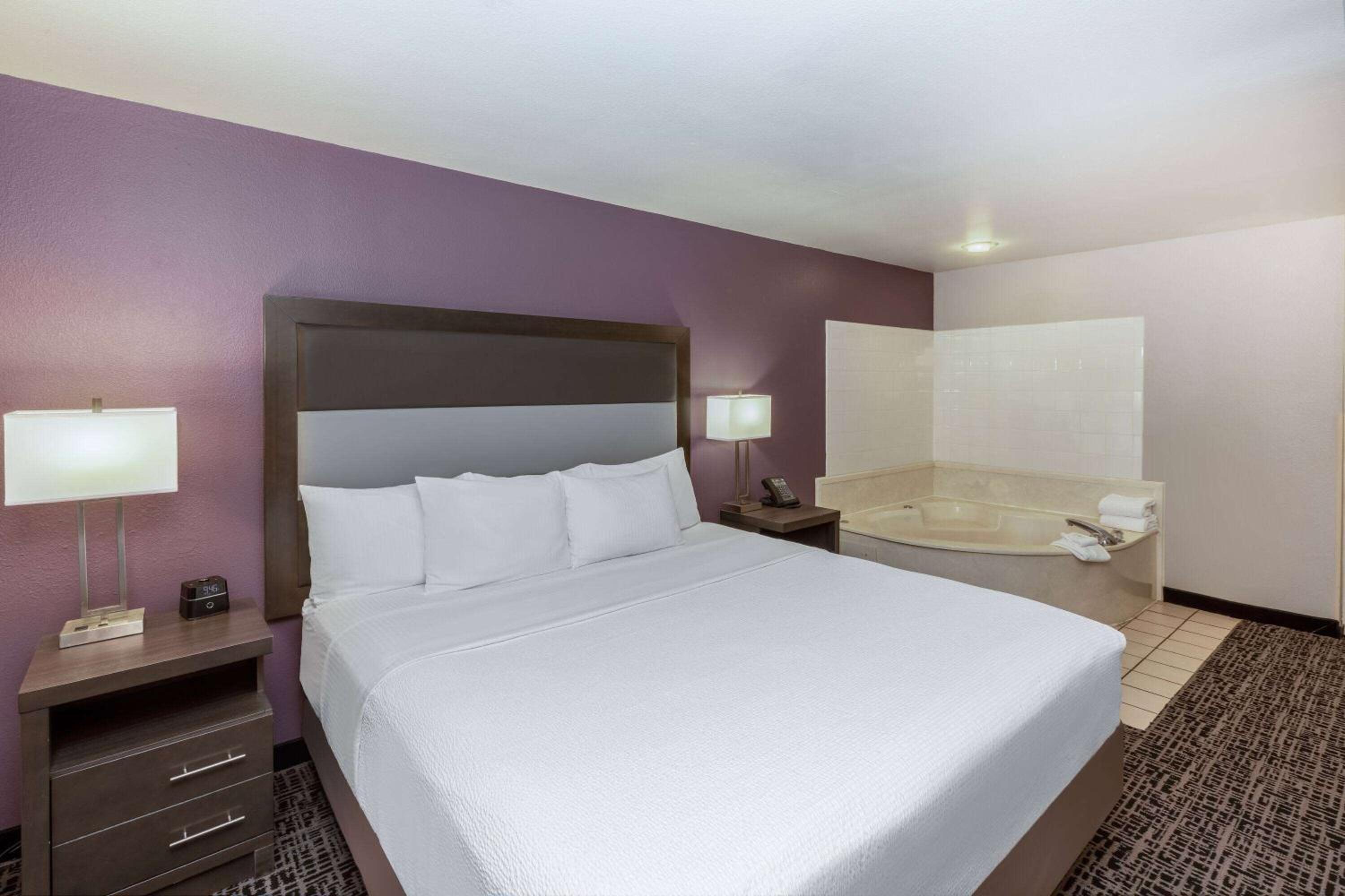 1 King Bed, Jetted Tub, Non-Smoking - Photo 4