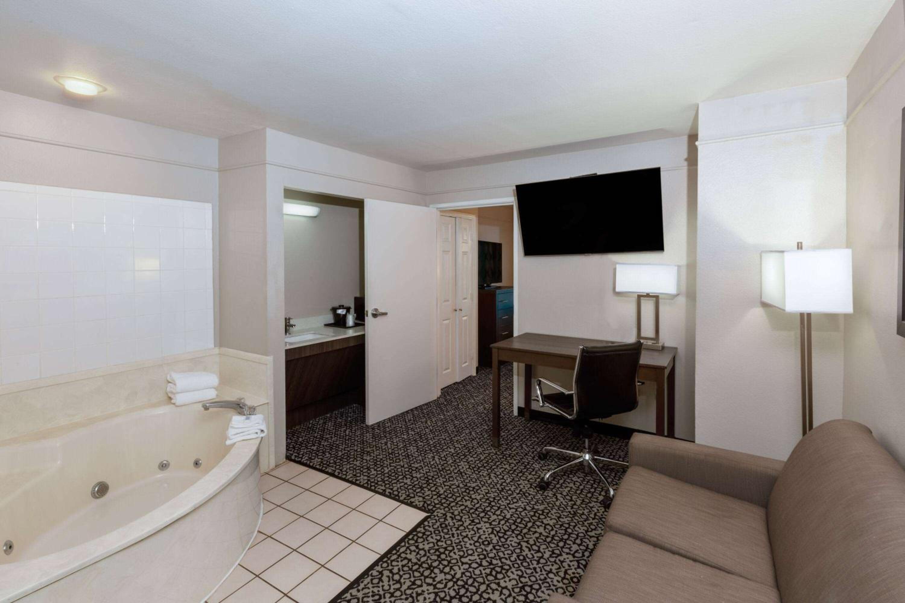 King Suite with Jetted Suite - Mobility/Hearing Accessible/Non-Smoking - Photo 3