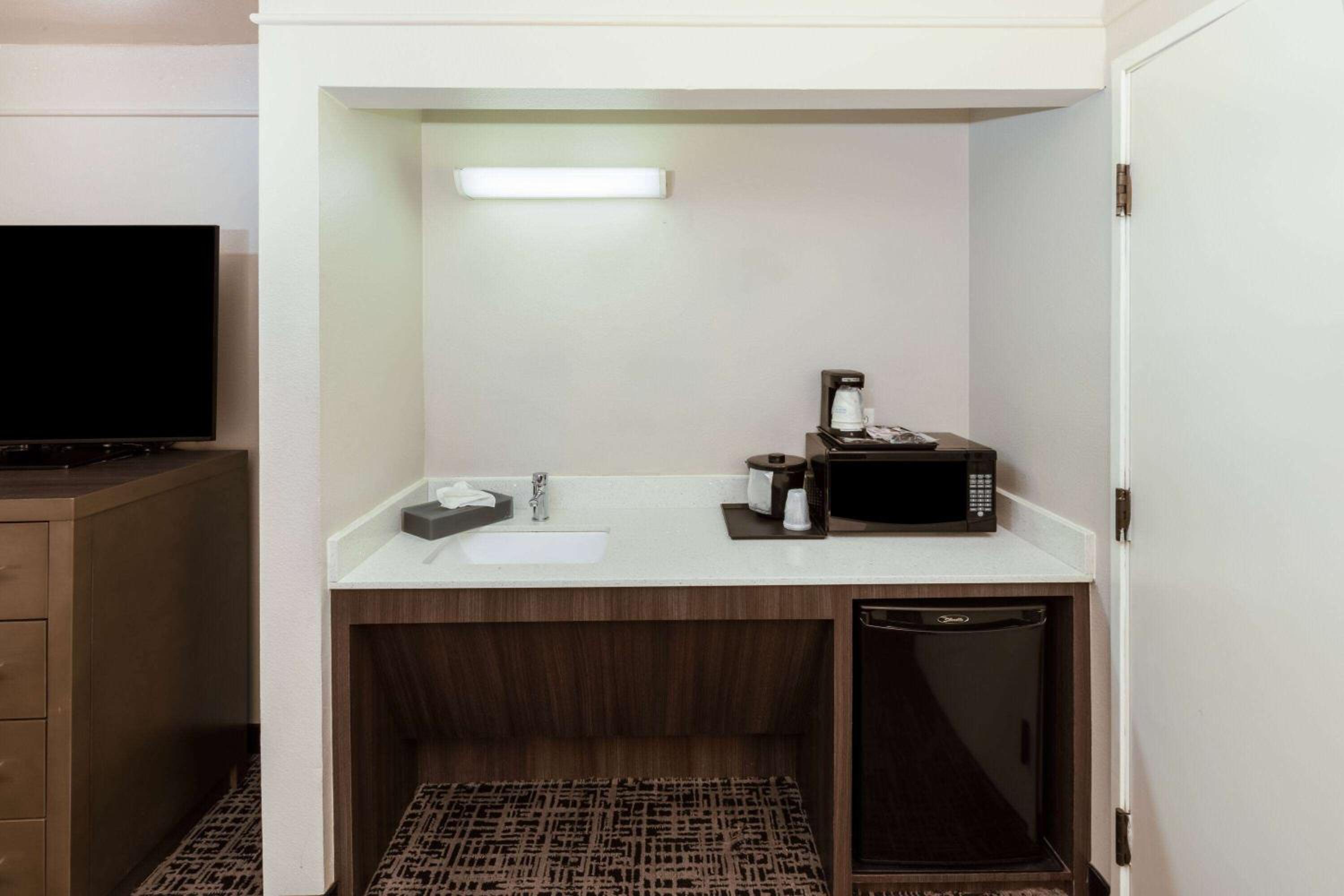 1 King Bed, Mobility/Hearing Accessible Suite, Bathtub w/ Grab Bars - Photo 2