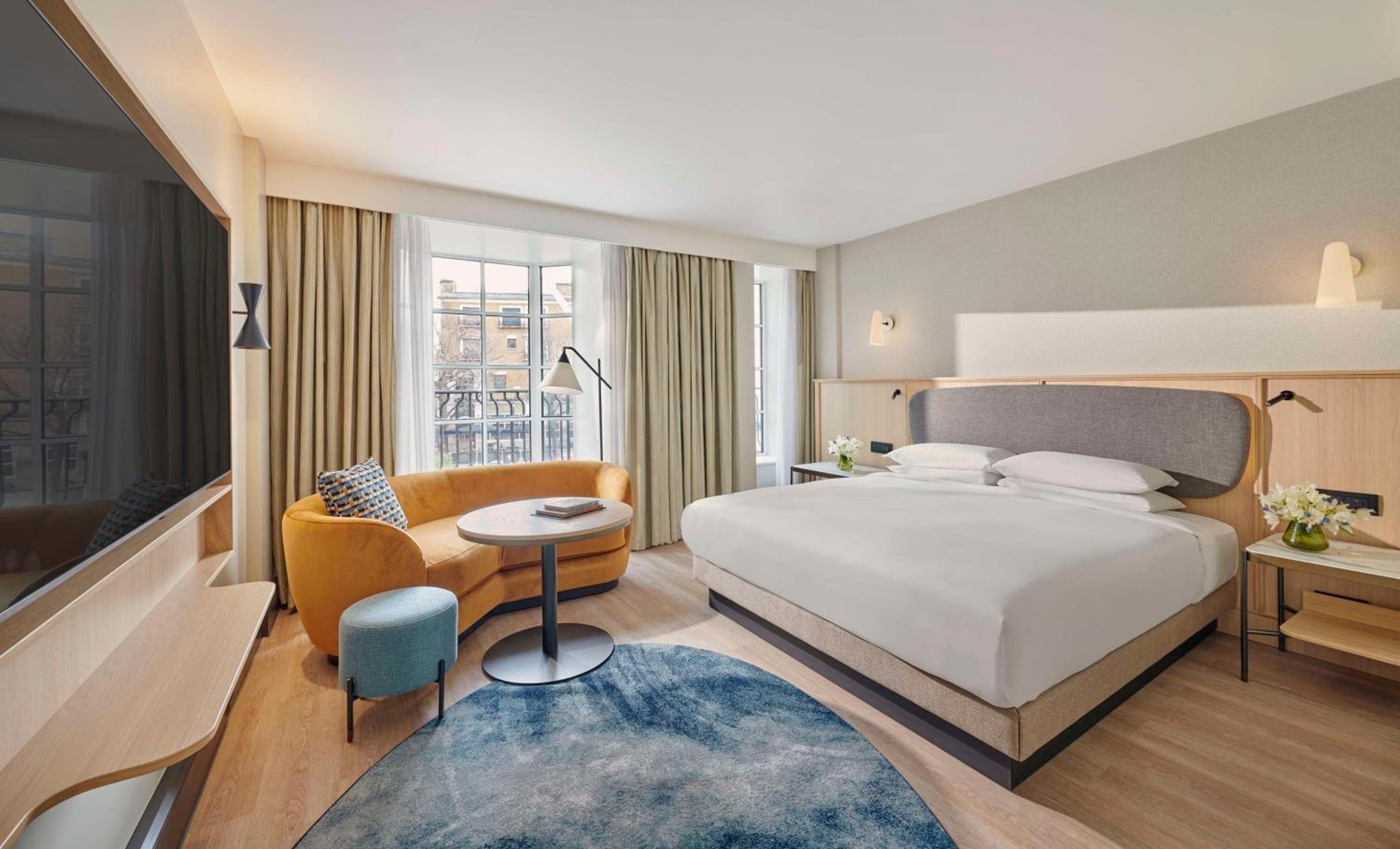 King Room with City View - Club Access