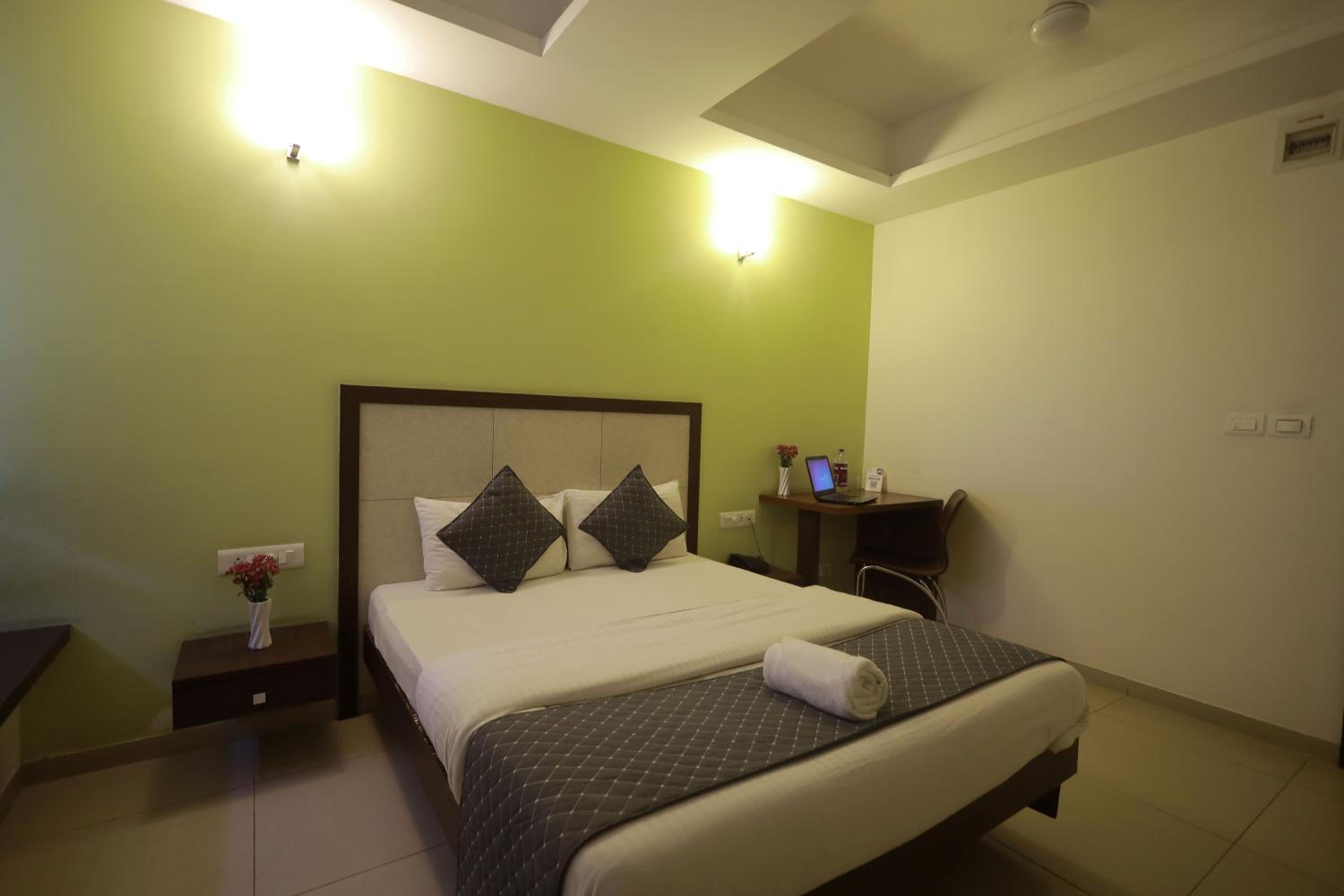 Deluxe Room - Photo 12
