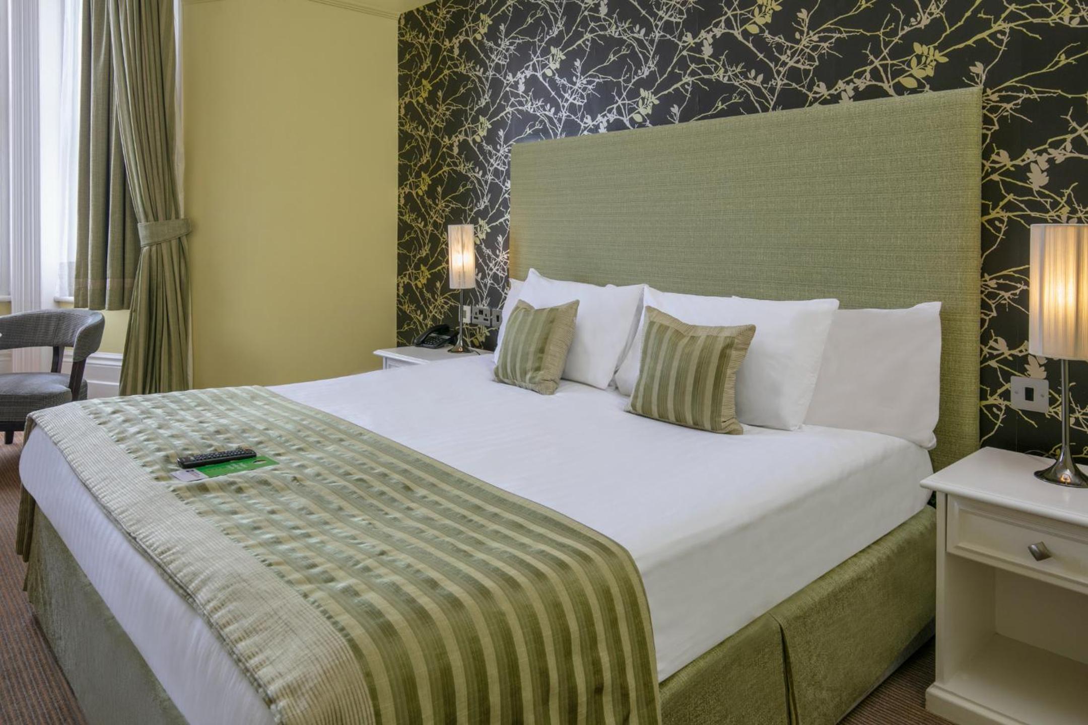 Double Room with Double Bed and Sea View - Non-Smoking photo 2