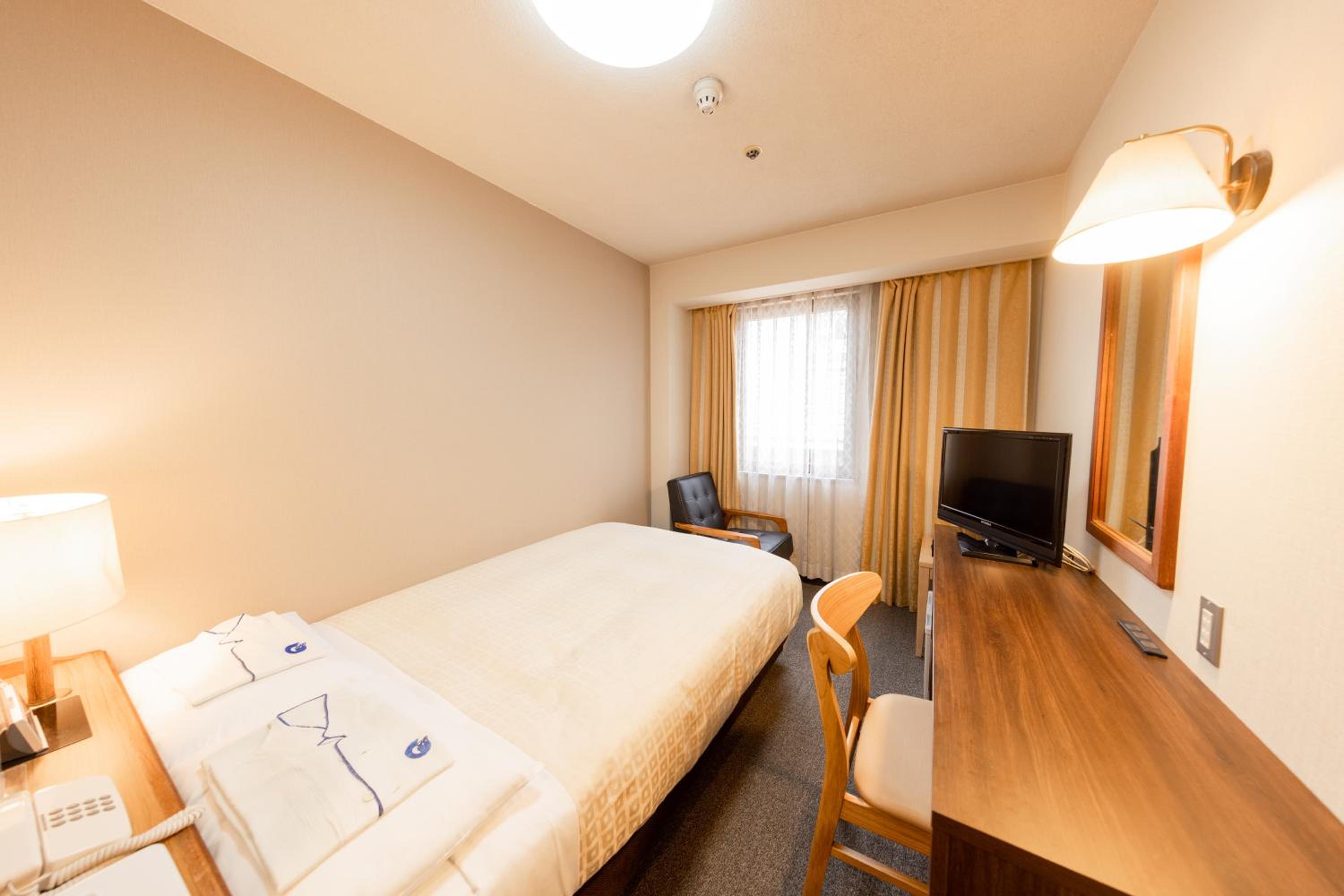 Small Double Room - Smoking	 photo 3