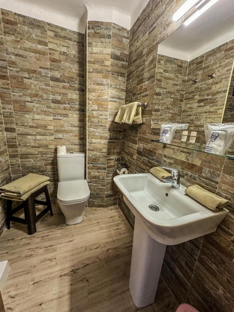 Double Room with Balcony - Photo 10