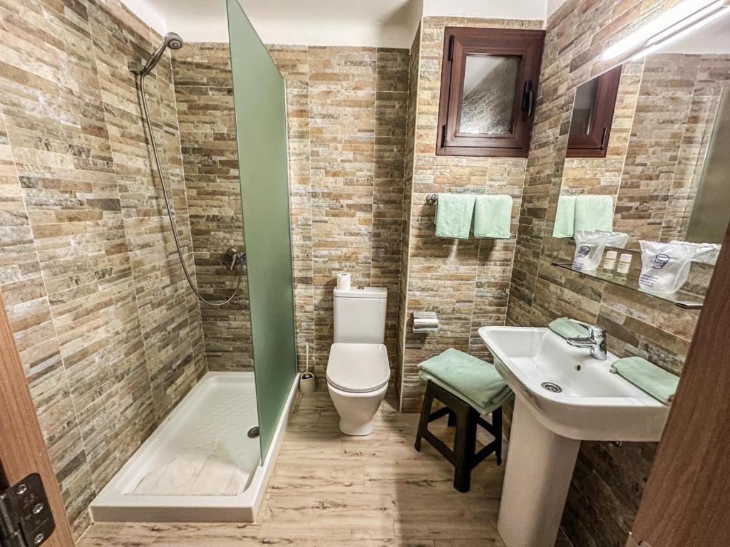 Double Room with Balcony - Photo 11