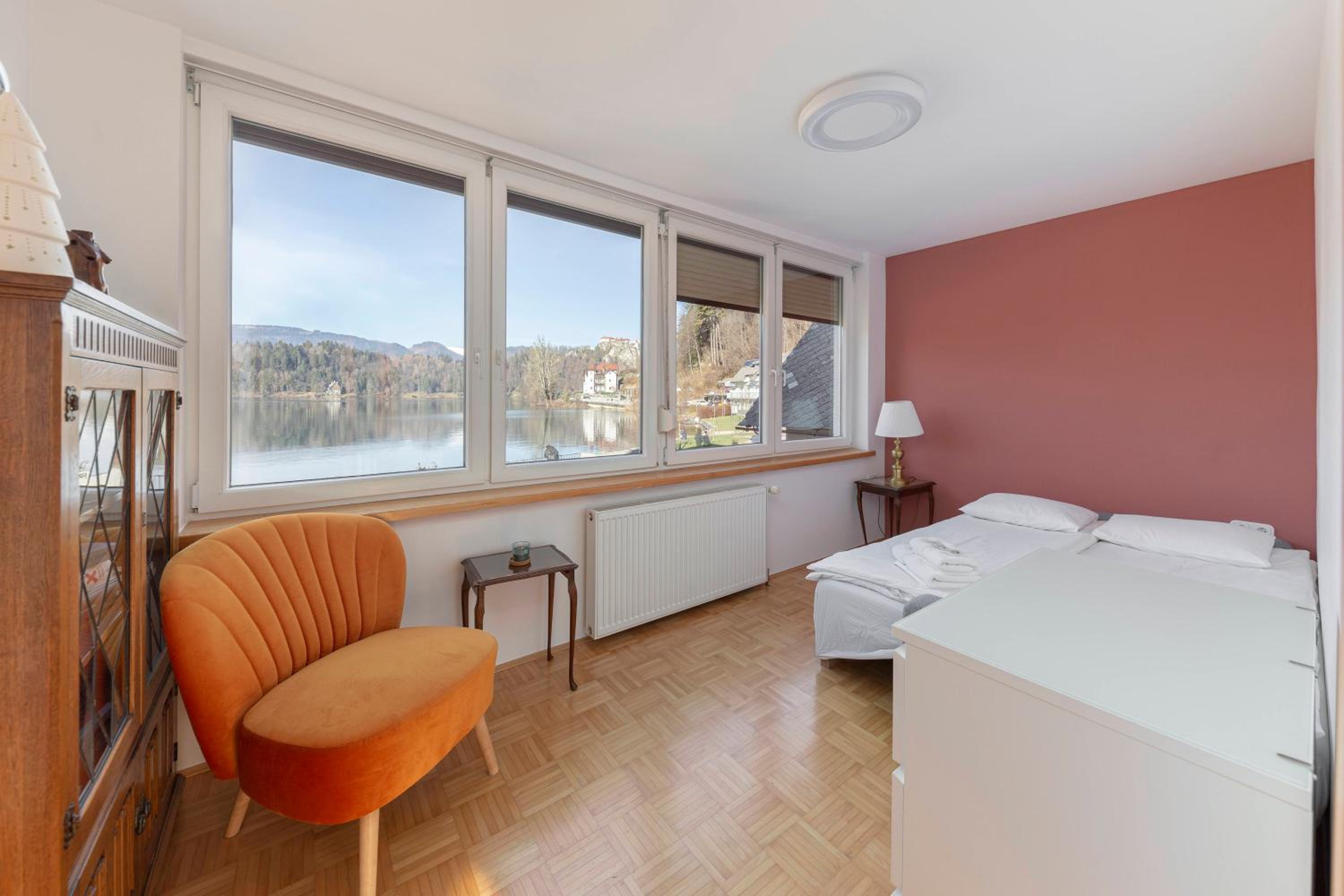 Three-Bedroom Apartment with Terrace and Lake View photo 2