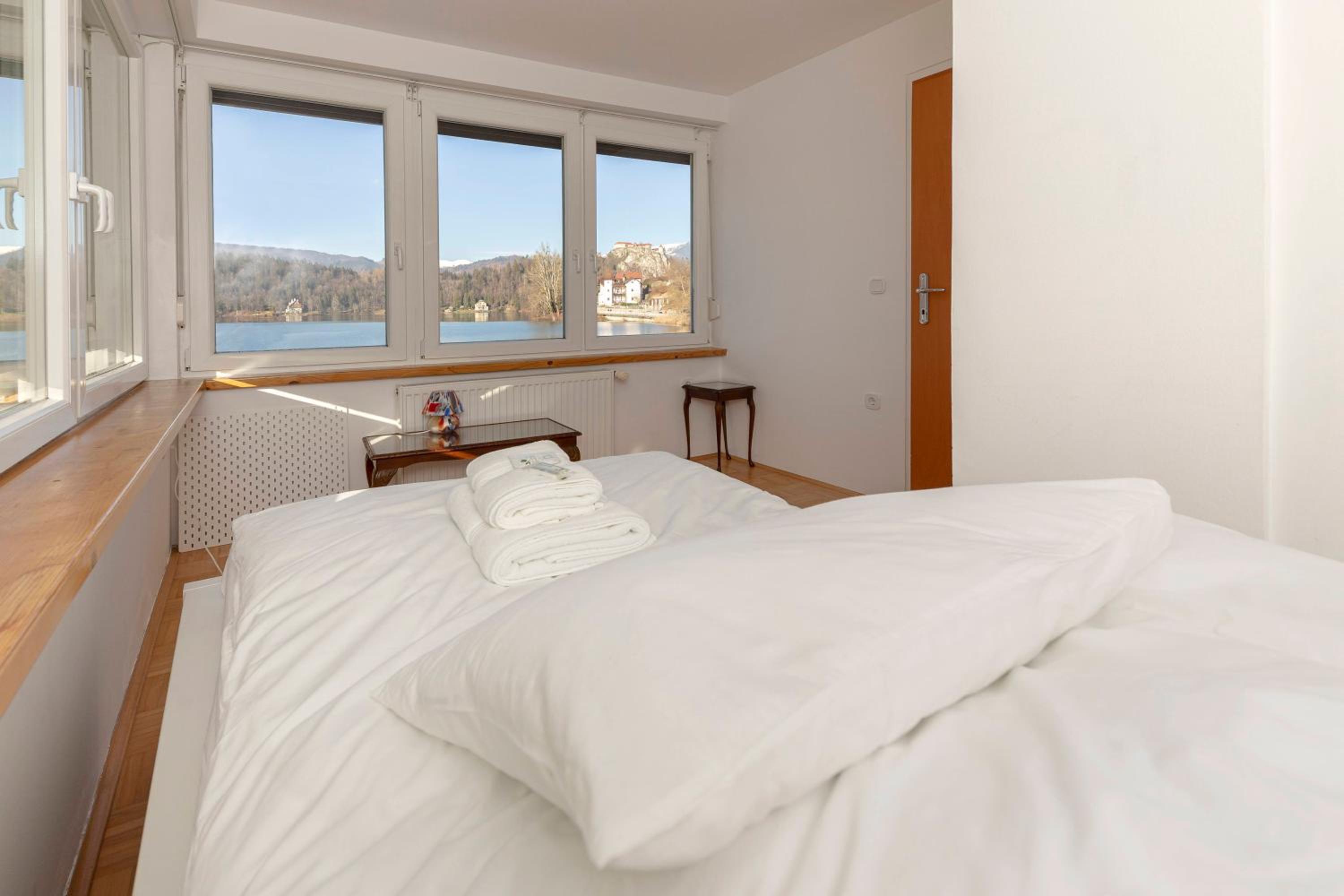 Three-Bedroom Apartment with Terrace and Lake View photo 3